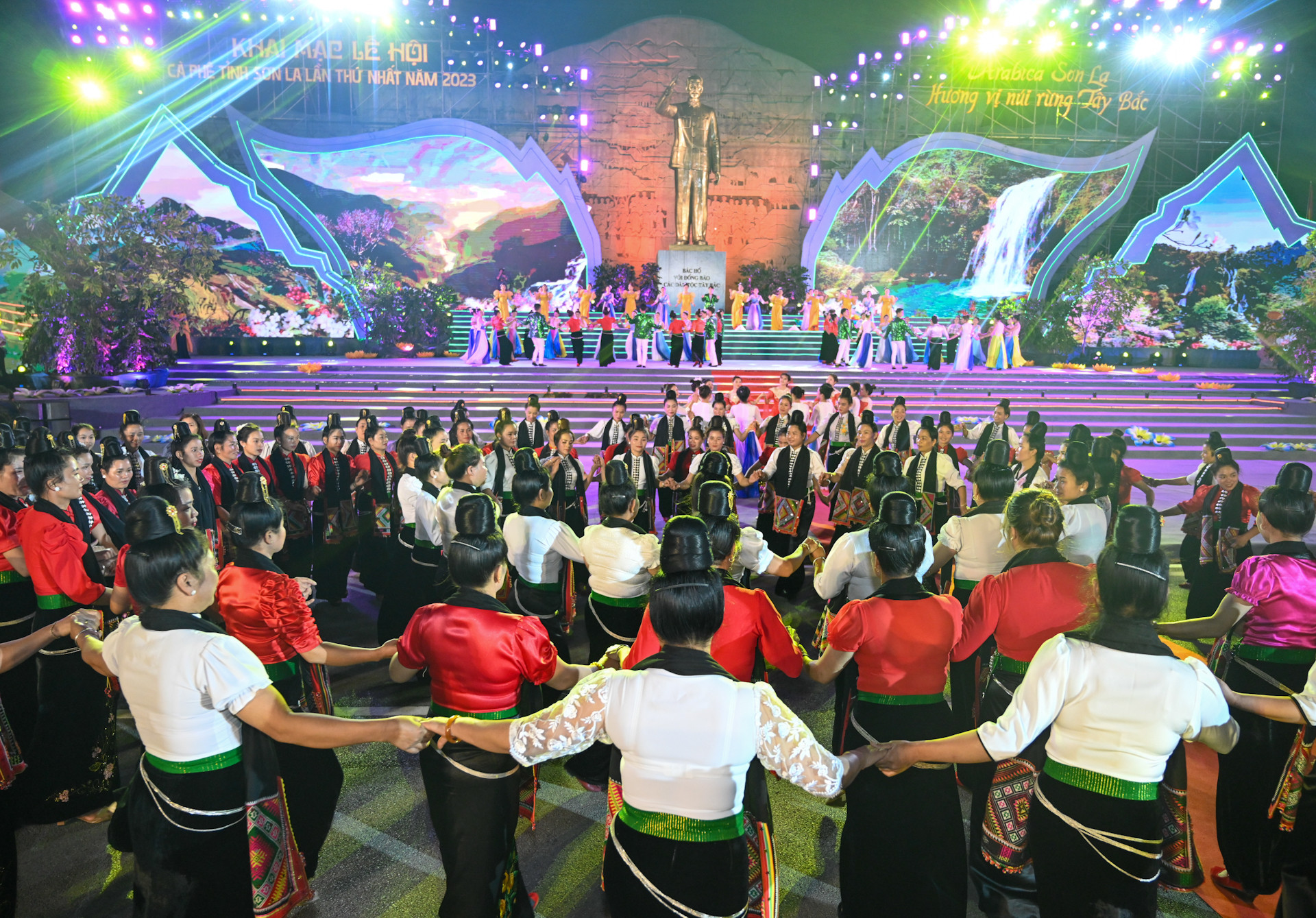 Chương trình nghệ thuật khép lại với điểm nhấn là vòng xòe đoàn kết của đồng bào các dân tộc tỉnh Sơn La.