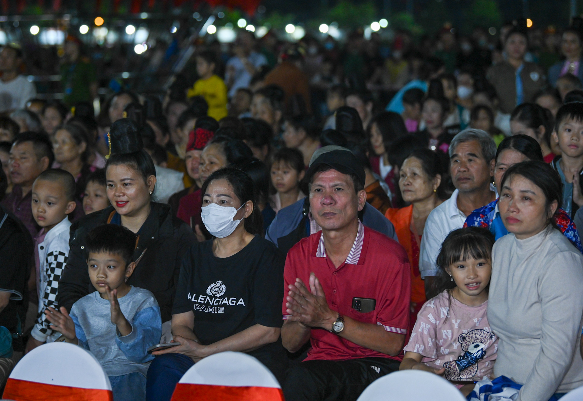 Đông đảo đồng bào các dân tộc tỉnh Sơn La tham dự lễ khai mạc tại Quảng trường Tây Bắc.