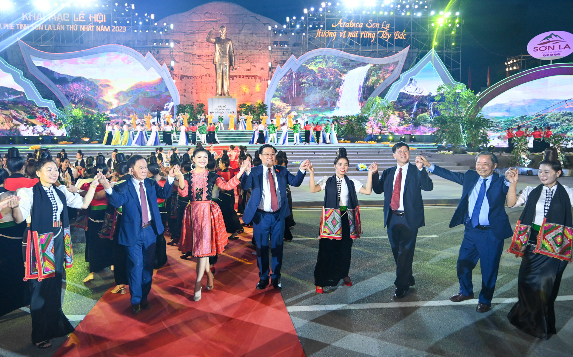 Chủ tịch Quốc hội Vương Đình Huệ cùng các đại biểu tham gia điệu múa xòe với đồng bào các dân tộc tỉnh Sơn La.