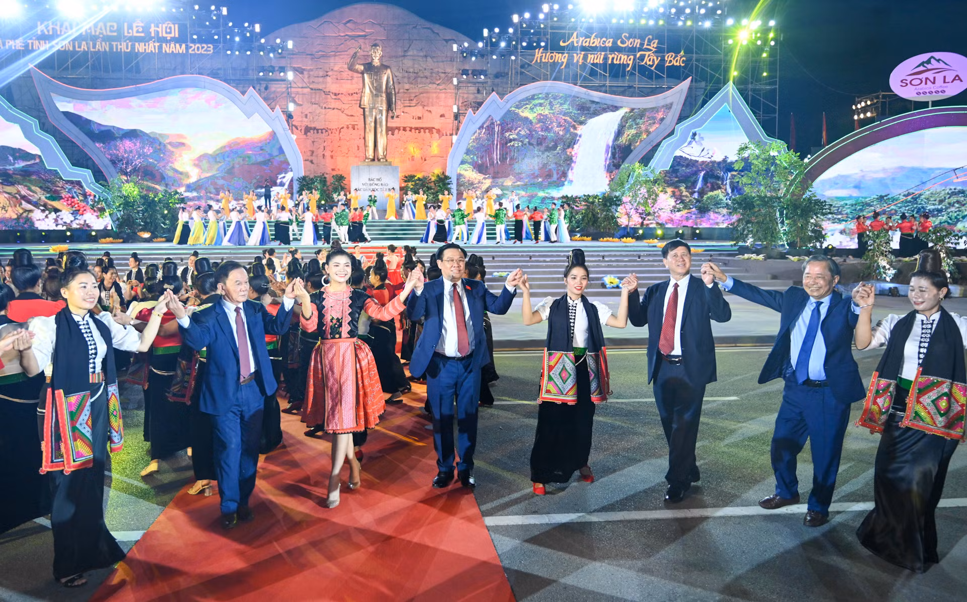 Chủ tịch Quốc hội Vương Đình Huệ cùng các đại biểu tham gia điệu múa xòe với đồng bào các dân tộc tỉnh Sơn La.