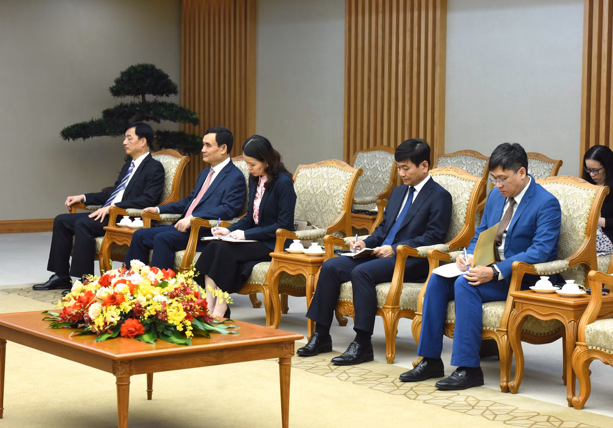 Đại diện lãnh đạo các bộ, ban, ngành của Chính phủ Việt Nam cùng tham dự buổi tiếp.