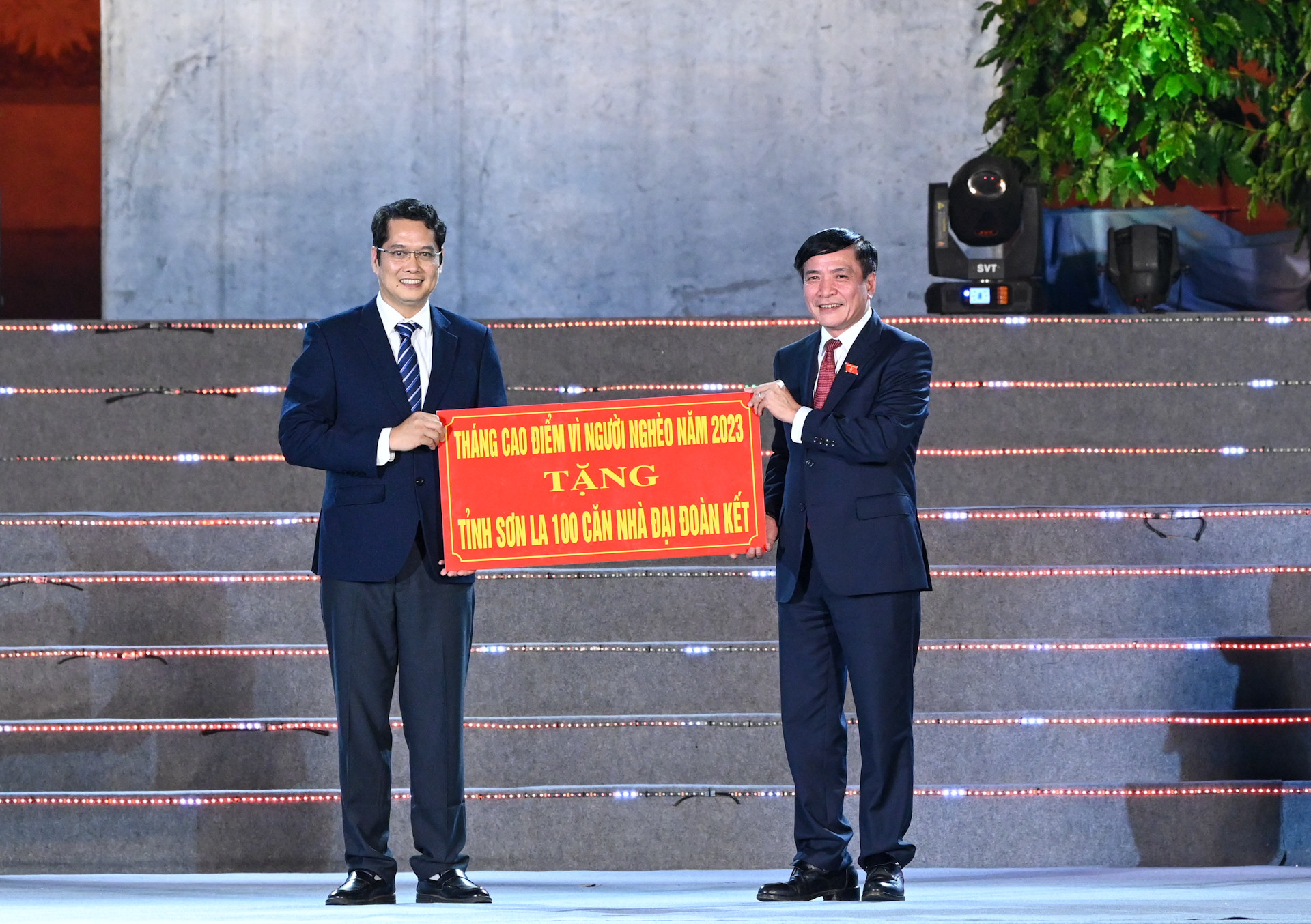 Tổng Thư ký, Chủ nhiệm Văn phòng Quốc hội Bùi Văn Cường trao hỗ trợ xây nhà Đại đoàn kết cho tỉnh Sơn La.