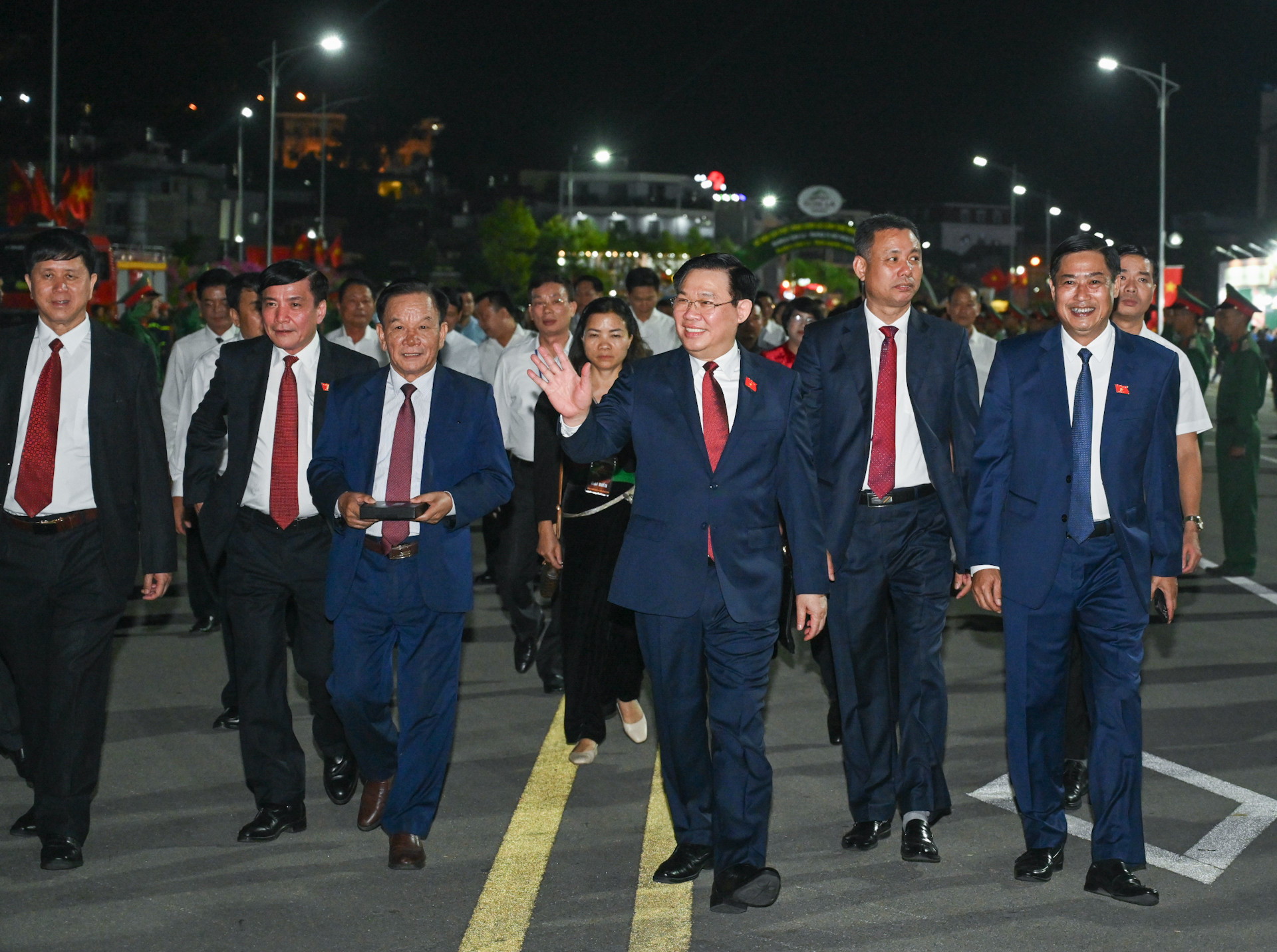 Chủ tịch Quốc hội Vương Đình Huệ cùng các đại biểu dự lễ khai mạc Lễ hội cà-phê Sơn La.