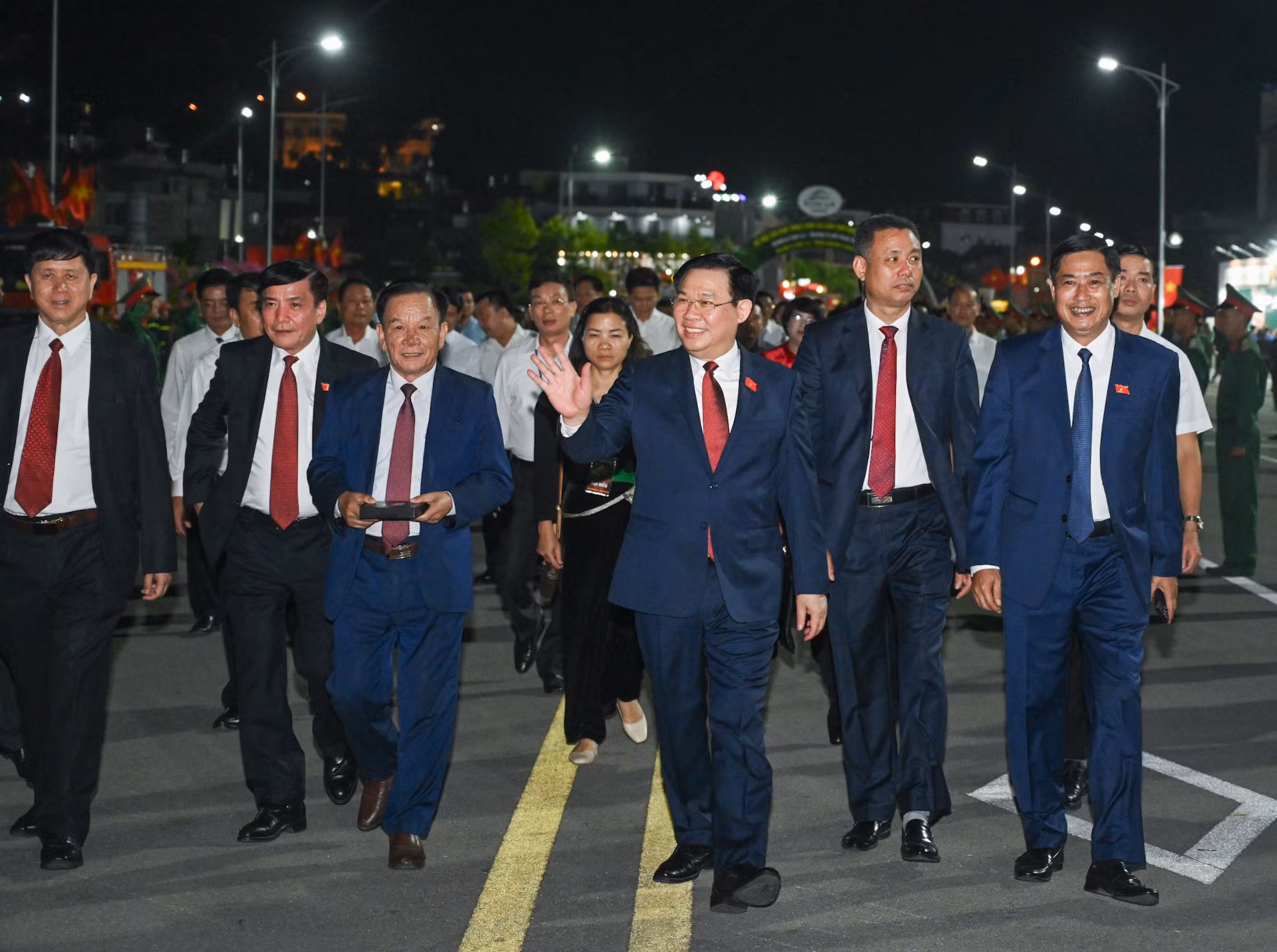 Chủ tịch Quốc hội Vương Đình Huệ cùng các đại biểu dự lễ khai mạc Lễ hội cà-phê Sơn La.