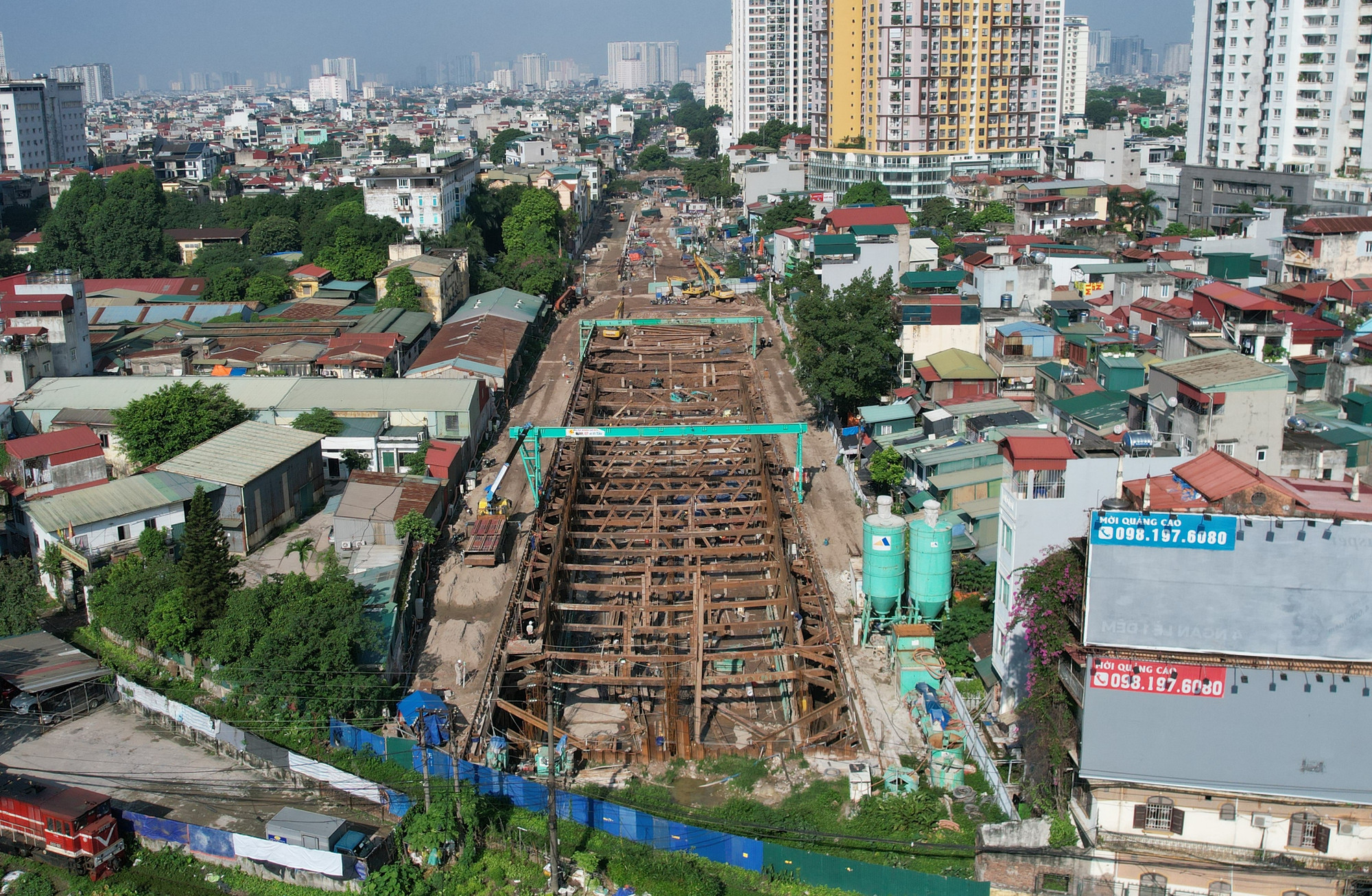Công trường thi công hầm chui tại nút giao Giải Phóng - Kim Đồng nằm trên địa bàn quận Hoàng Mai (Hà Nội).
