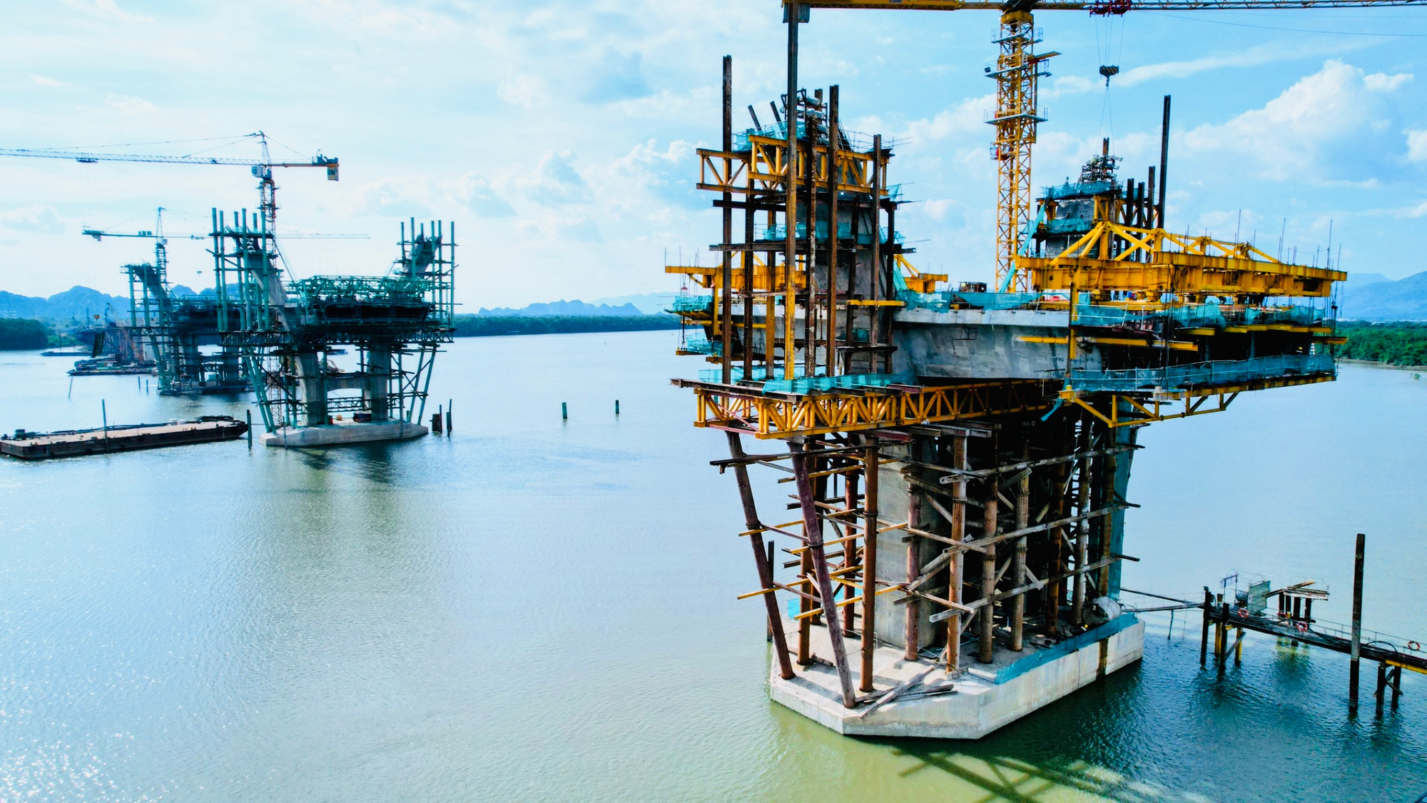 Công trình cầu Bến Rừng kết nối giao thông Hải Phòng và Quảng Ninh, đang được tập trung đẩy nhanh tiến độ thi công.