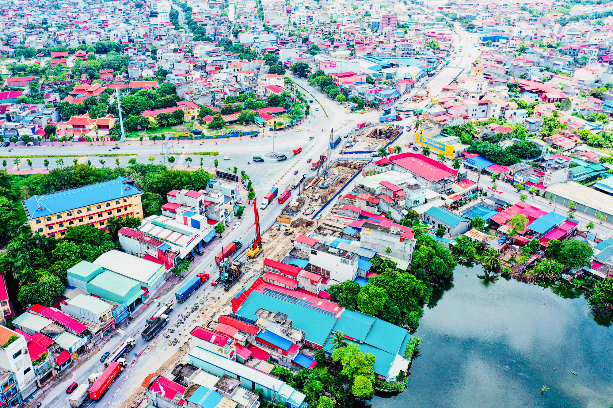 Nút giao thông trọng điểm tại ngã tư đường Tôn Đức Thắng-Máng Nước-Quốc lộ 5 (Hải Phòng) đang khẩn trương giải phóng mặt bằng phục vụ thi công theo tiến độ. (Ảnh: Anh Tuấn)