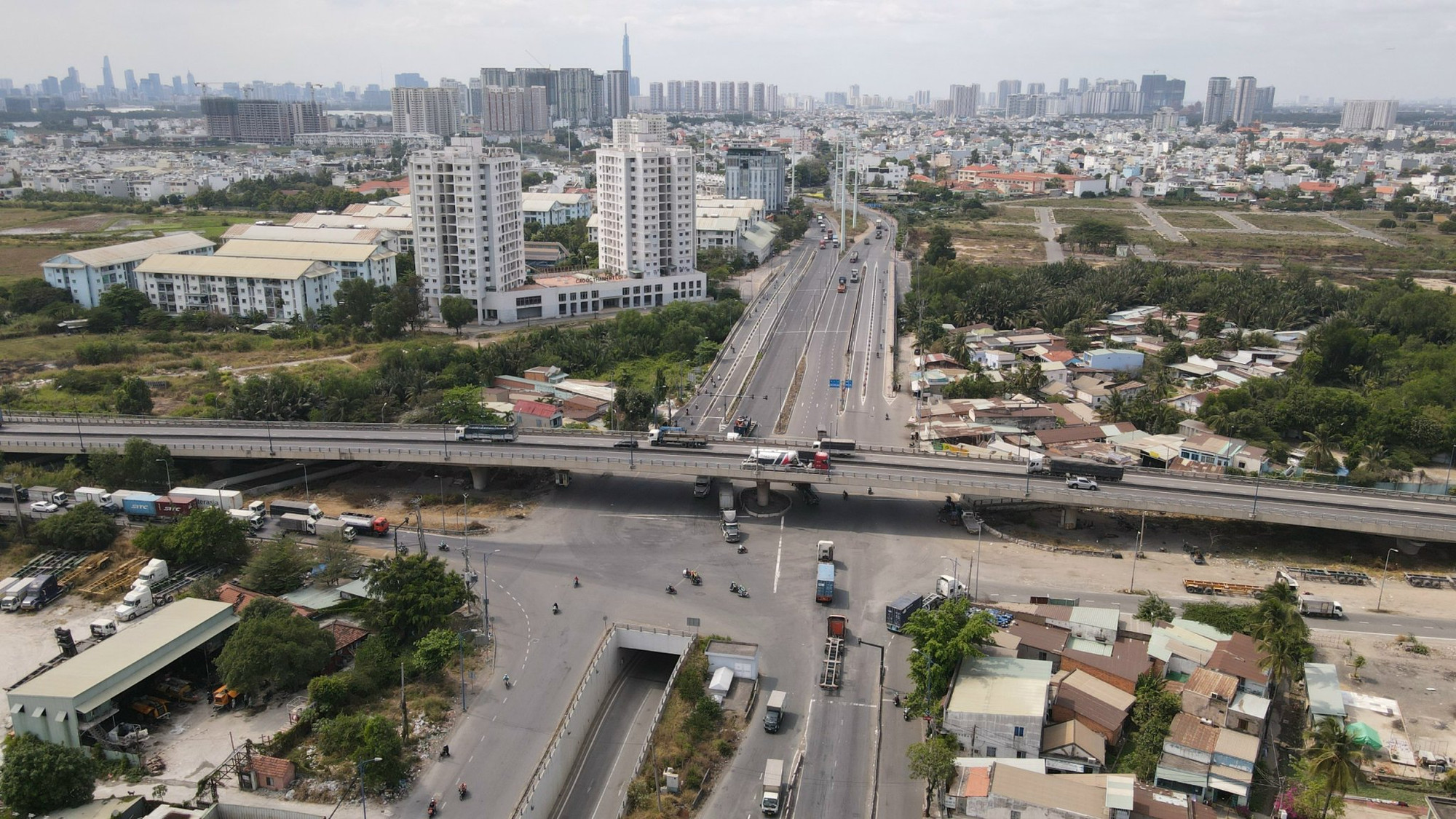 Một số hạng mục của giai đoạn 1 của nút giao thông Mỹ Thủy (thành phố Thủ Đức) là các tuyến đường nhánh phía bờ tả và bờ hữu rạch Mỹ Thủy đang tạm ngừng thi công do vướng mắc về mặt bằng. (Ảnh: THẾ ANH)