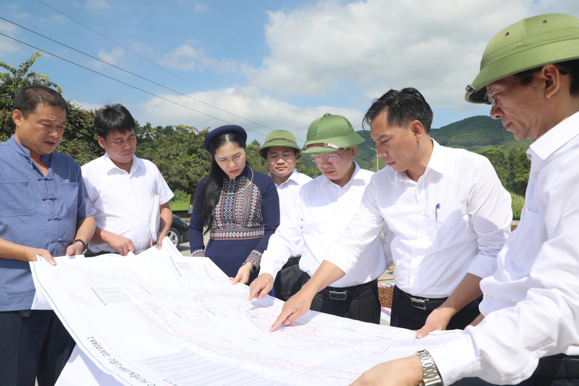 Lãnh đạo tỉnh Quảng Ninh kiểm tra một số dự án đang được triển khai trên địa bàn huyện miền núi Bình Liêu. (Ảnh: Quang Thọ)