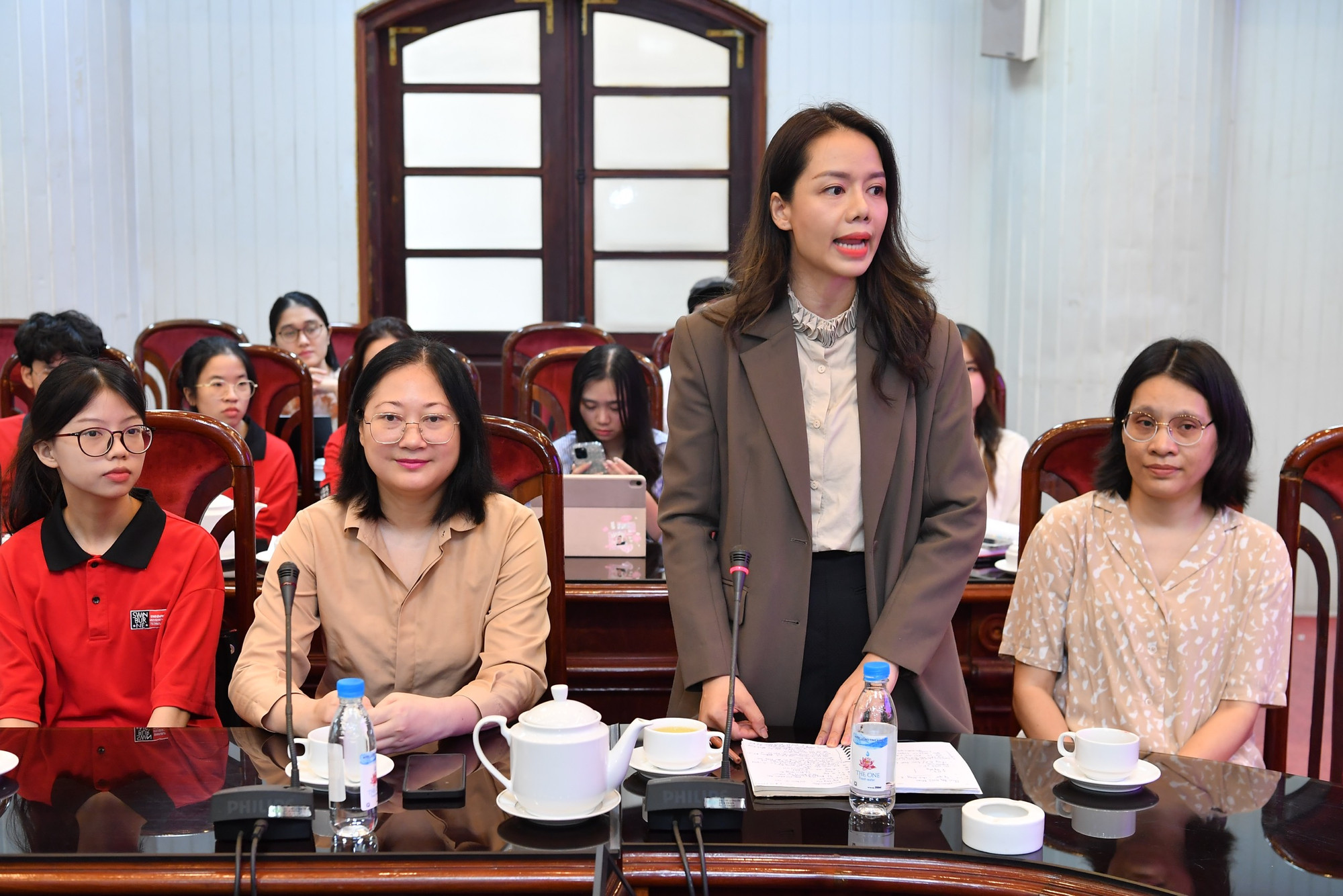 Tiến sĩ Ngô Bích Ngọc cảm ơn sự tiếp đón chu đáo Báo Nhân Dân dành cho các giảng viên và sinh viên.