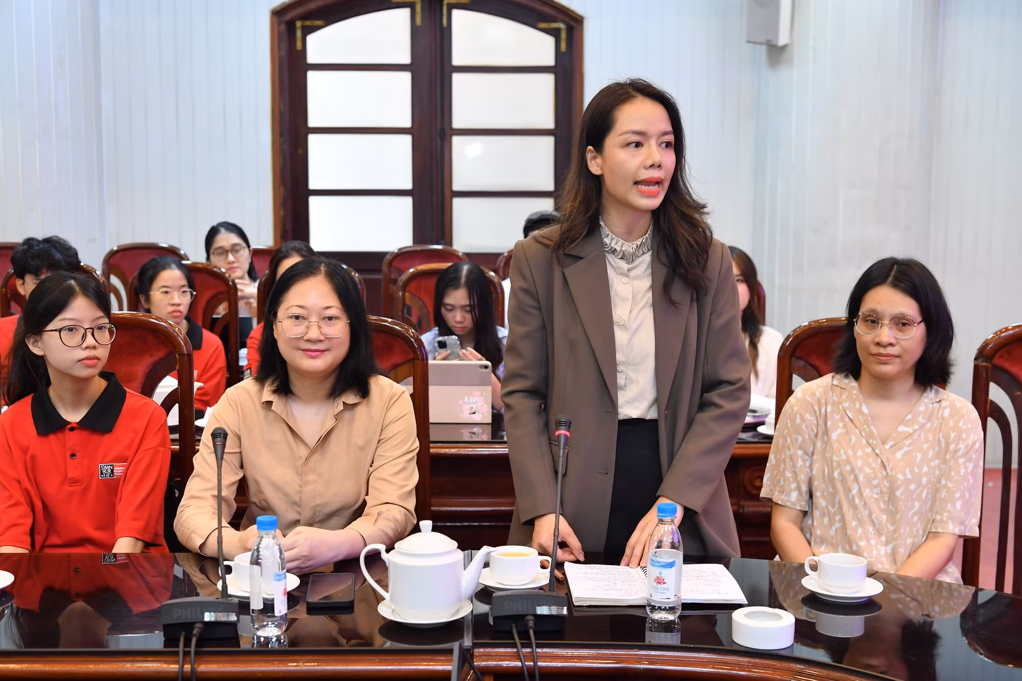 Tiến sĩ Ngô Bích Ngọc cảm ơn sự tiếp đón chu đáo Báo Nhân Dân dành cho các giảng viên và sinh viên.