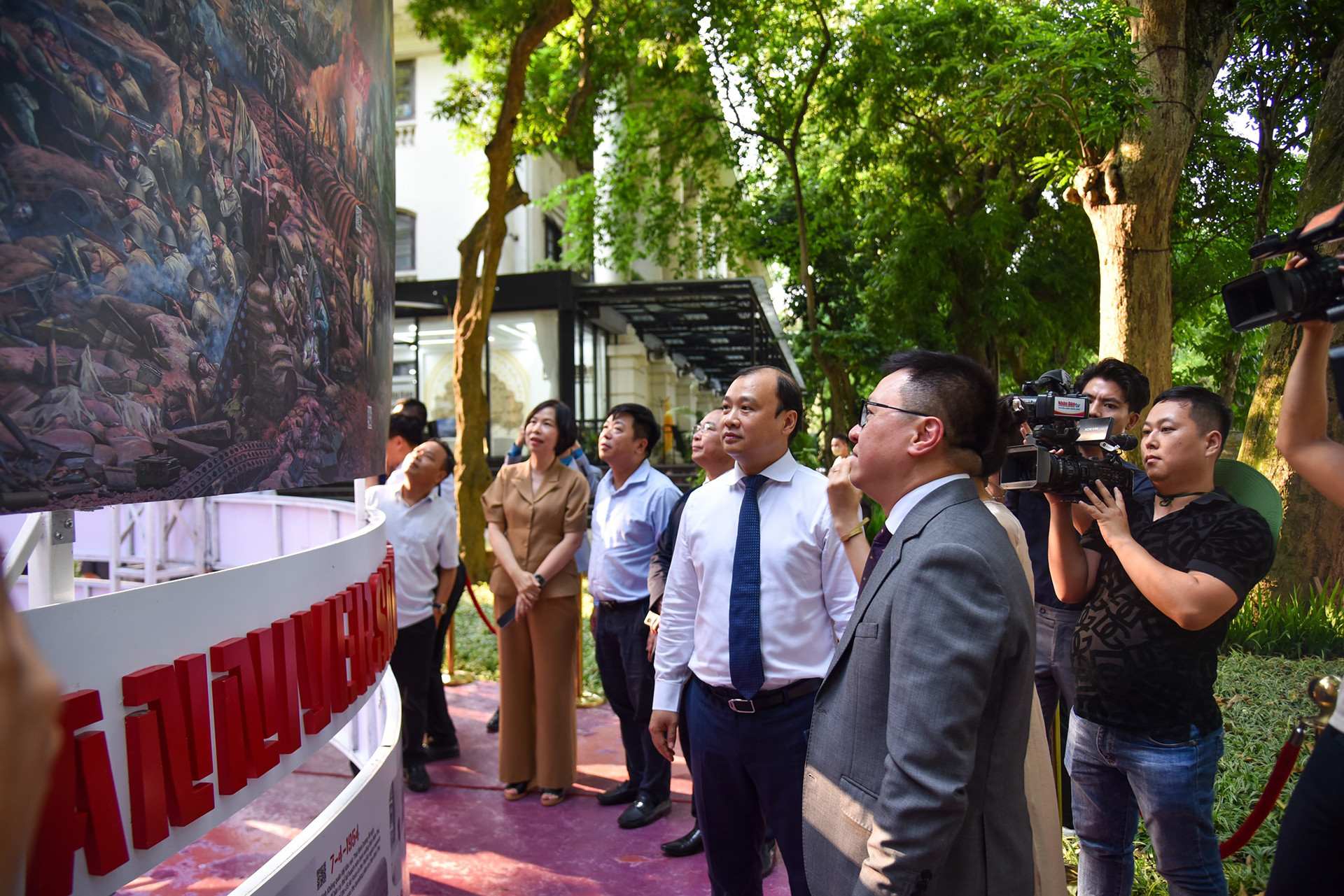 Đồng chí Lê Quốc Minh, Ủy viên Trung ương Đảng, Tổng Biên tập Báo Nhân Dân, Phó Trưởng Ban Tuyên giáo Trung ương, Chủ tịch Hội Nhà báo Việt Nam giới thiệu với các đại biểu điểm nhấn của Triển lãm.