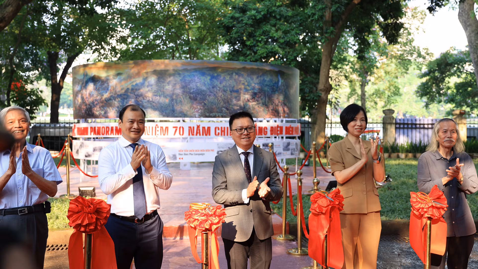 Các đại biểu cắt băng khai mạc Triển lãm. (Ảnh: HÀ NAM) 