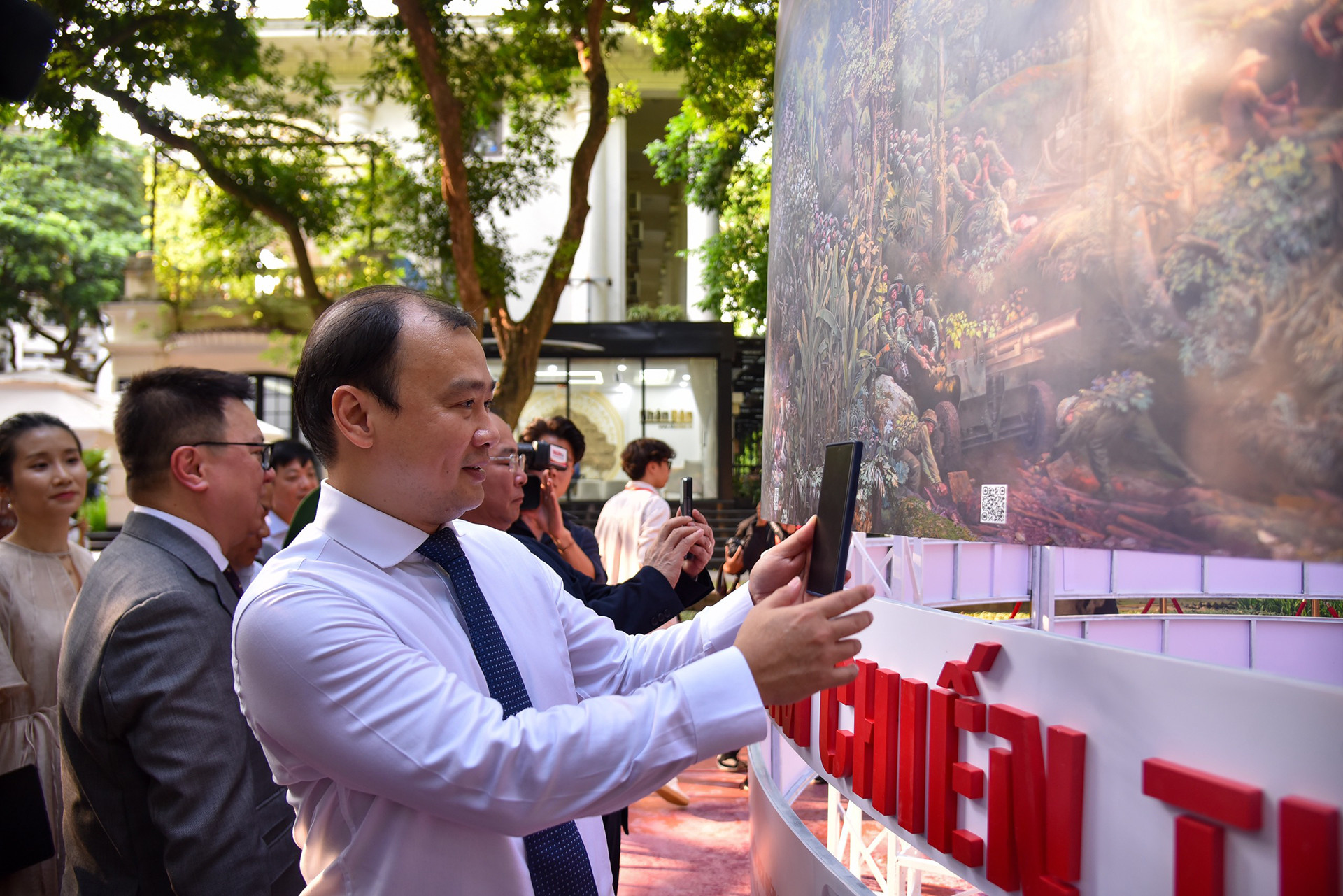 Đồng chí Lê Hải Bình, Ủy viên dự khuyết Trung ương Đảng, Tổng Biên tập Tạp chí Cộng sản tương tác với bức tranh.