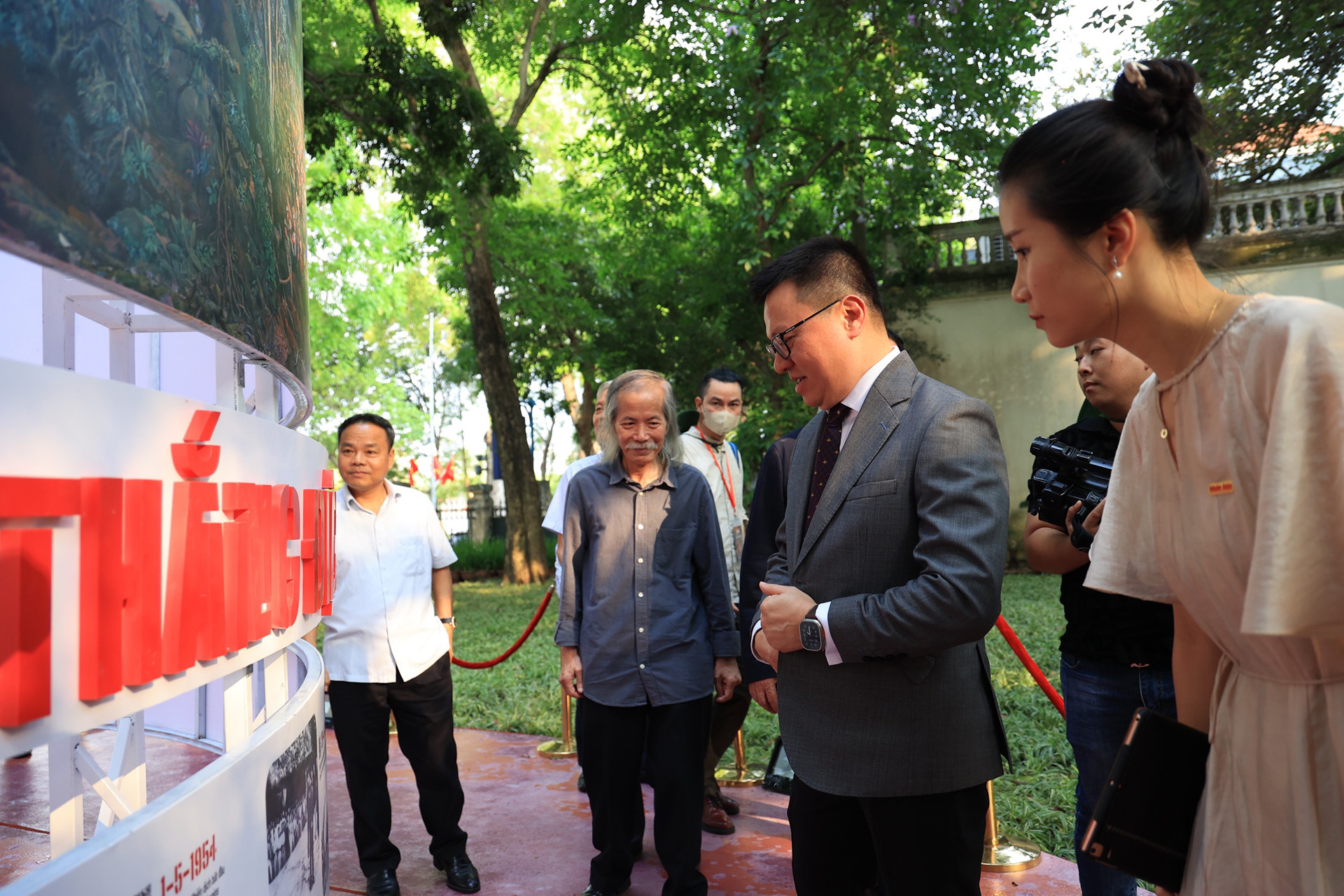 Tổng Biên tập Lê Quốc Minh cùng các đại biểu và công chúng tham quan bức tranh panorama bao quanh hình tròn đường kính 5,5m, chiều cao hơn 3m. (Ảnh: ĐĂNG KHOA)