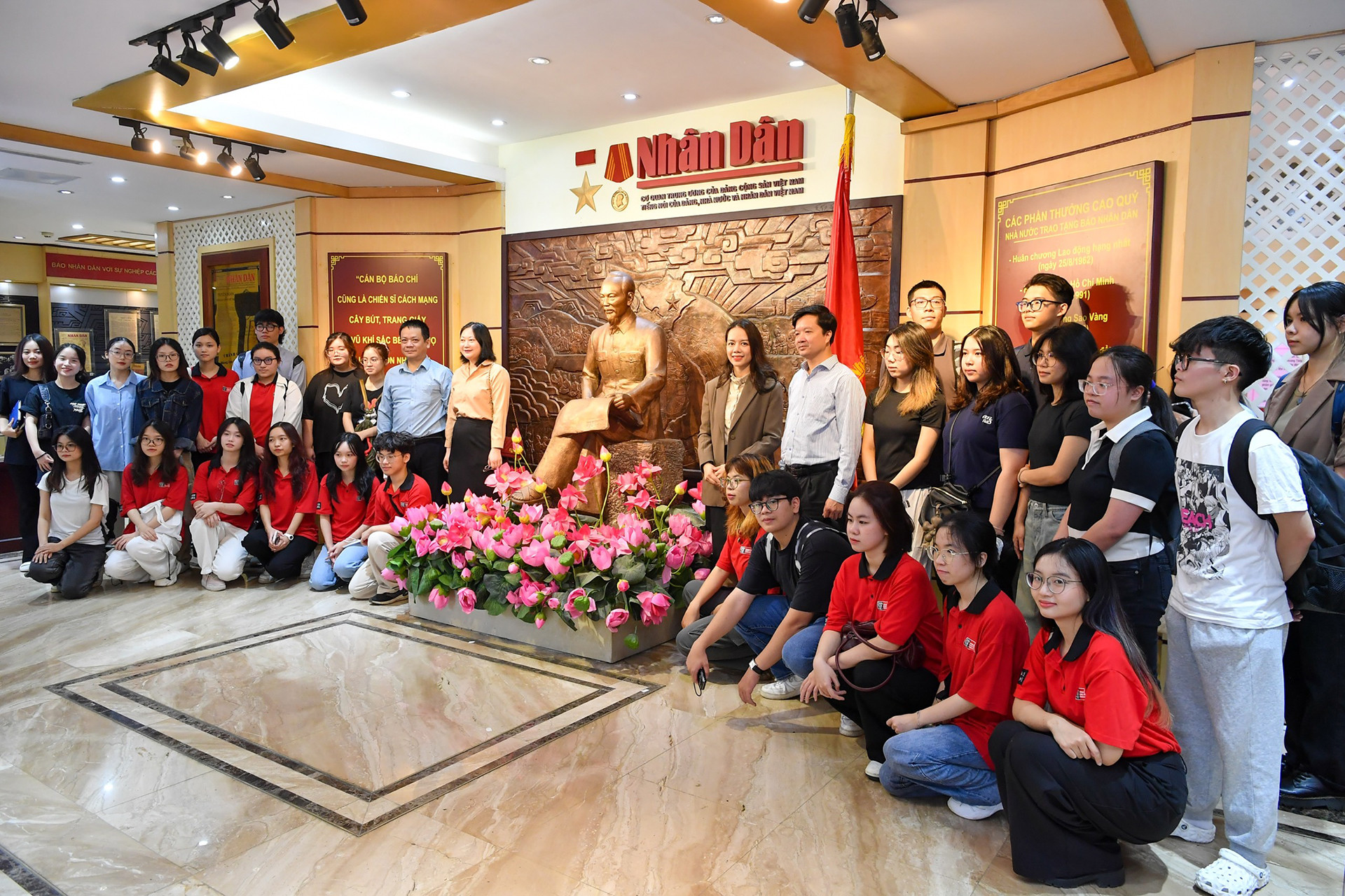 Đoàn giảng viên, sinh viên Trung tâm liên kết đào tạo FPT Swinburne Vietnam tham quan Nhà Truyền thống Báo Nhân Dân.