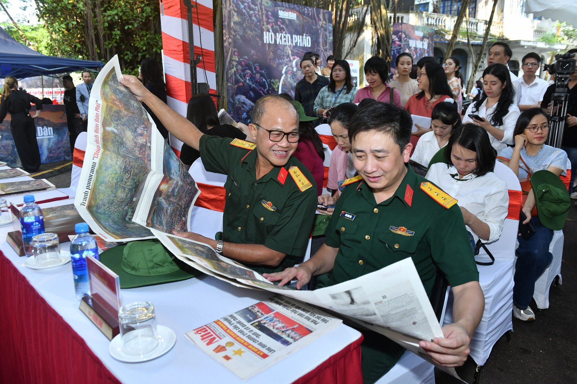 Các đại biểu đọc phụ trương đặc biệt của Báo Nhân Dân.