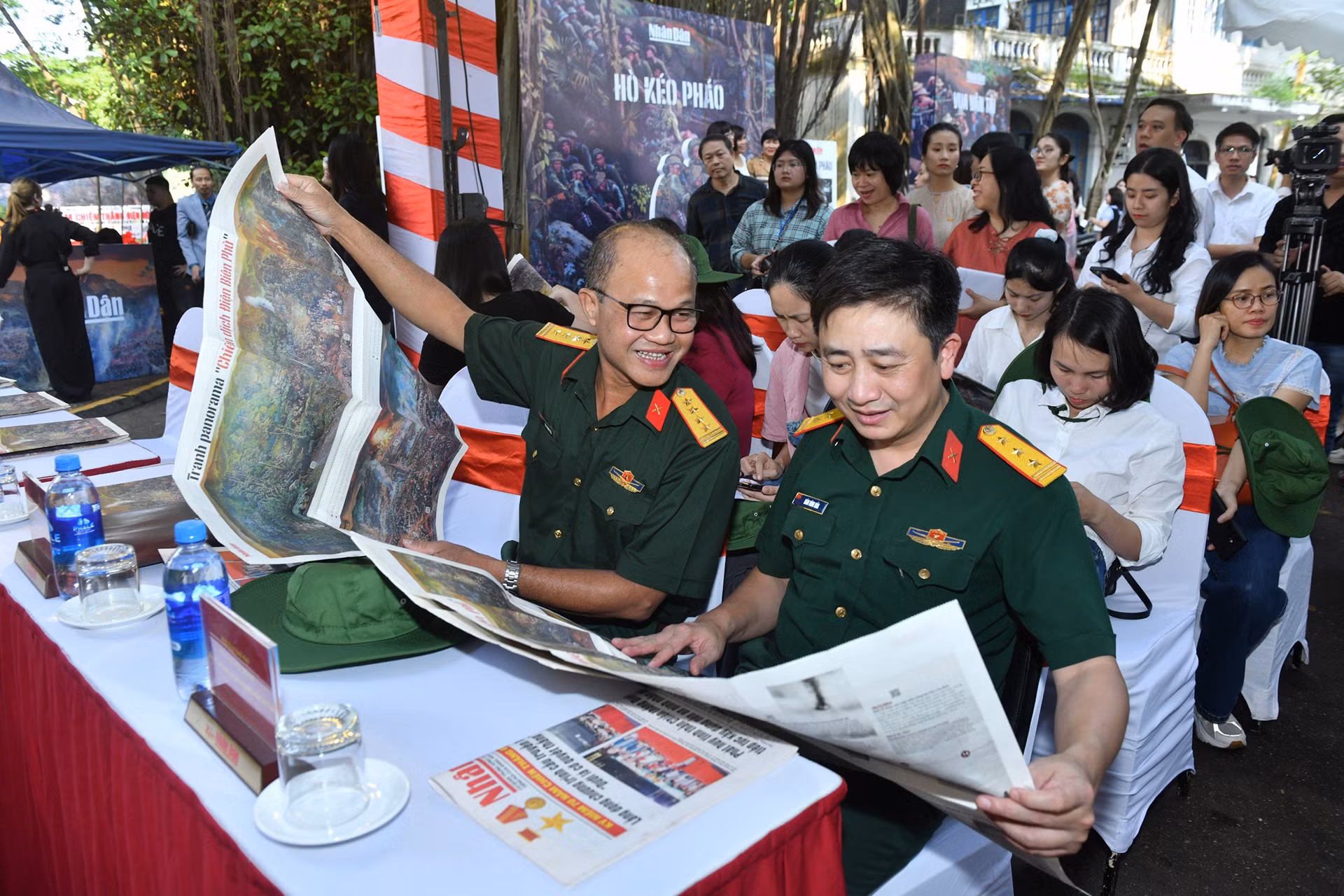 Các đại biểu đọc phụ trương đặc biệt của Báo Nhân Dân.