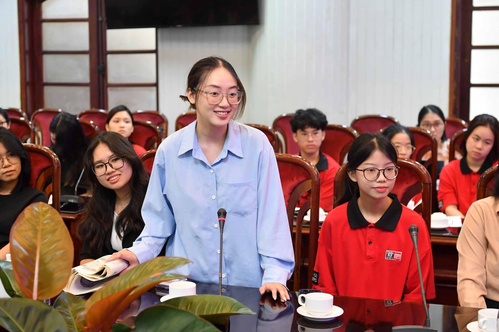 Sinh viên Trung tâm liên kết đào tạo FPT Swinburne Vietnam sôi nổi đặt câu hỏi tại buổi giao lưu.