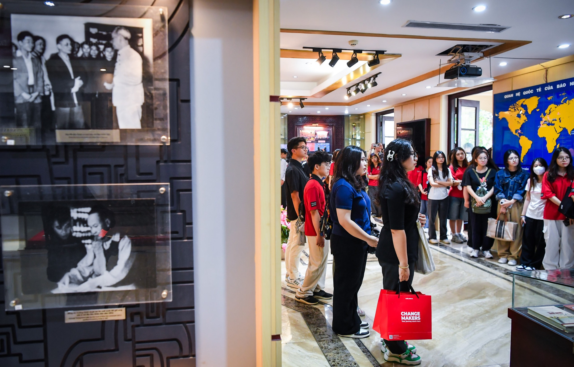 Các sinh viên chăm chú nghe giới thiệu về lịch sử hình thành và phát triển của Báo Nhân Dân.