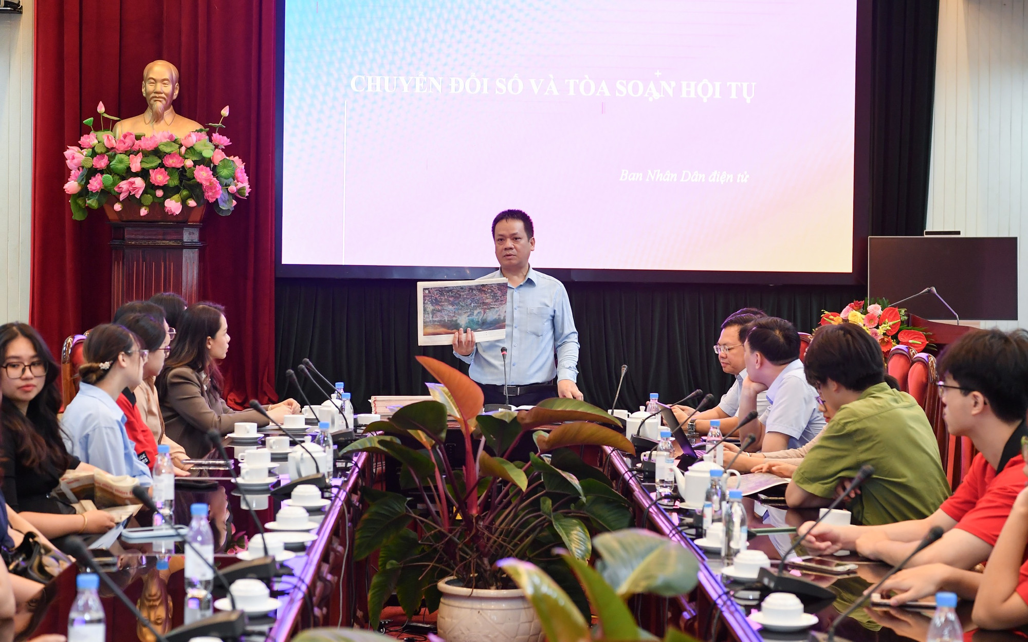 Ông Phạm Song Hà, Ủy viên Ban Biên tập, Trưởng Ban Chính trị-Xã hội, Phó Chủ tịch Liên Chi hội Nhà báo Báo Nhân Dân trả lời câu hỏi của các bạn sinh viên.