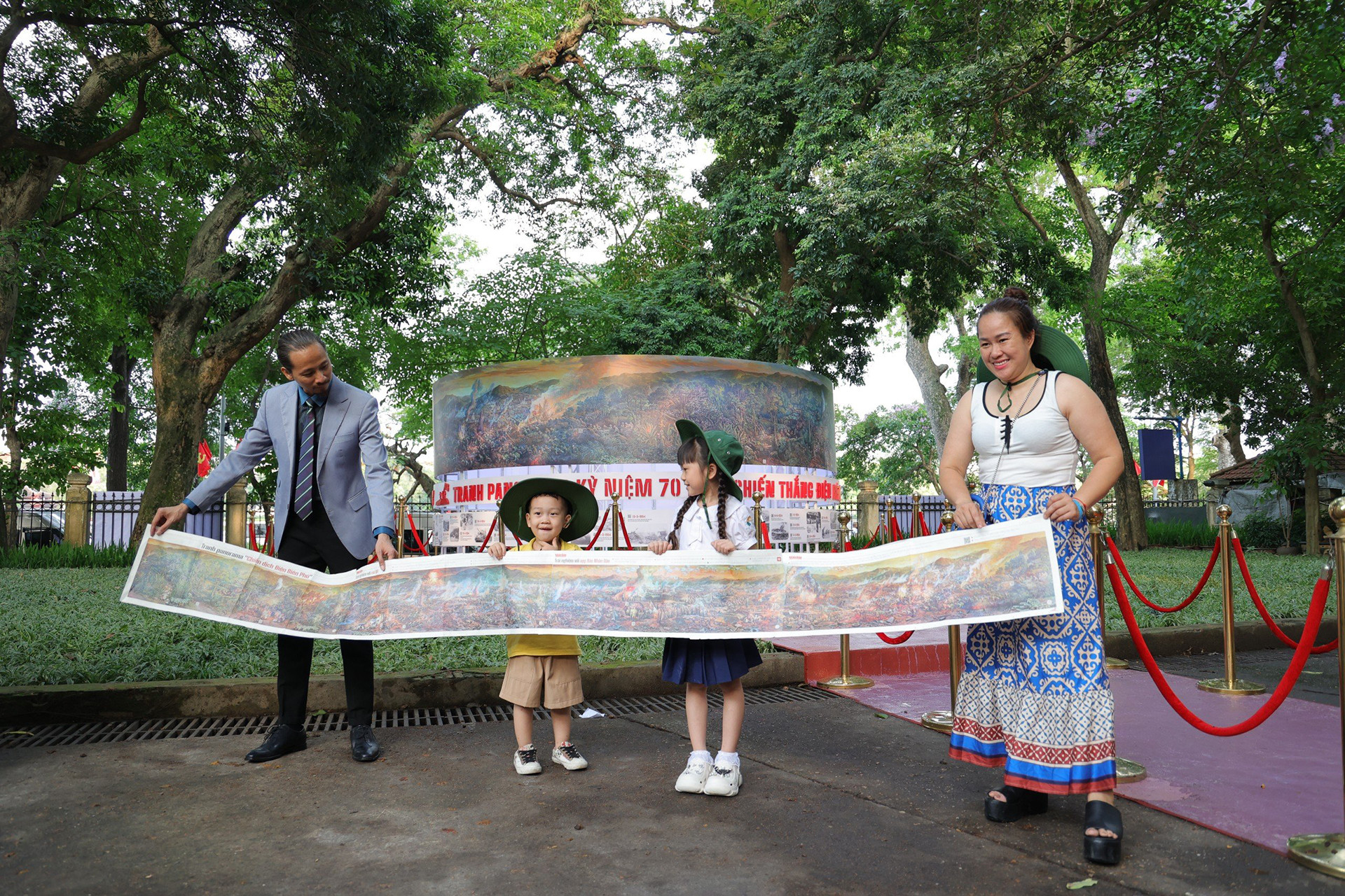 Niềm vui sau khi hoàn thành cắt dán bức tranh panorama “Chiến dịch Điện Biên Phủ” dài tới 3,21m (kỷ lục đối với sản phẩm báo in).