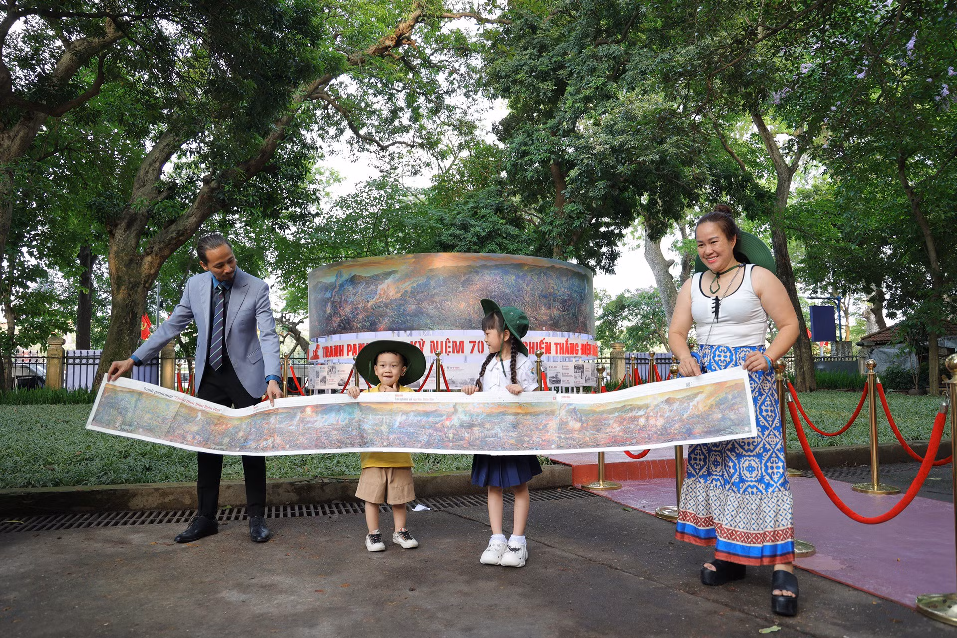 Niềm vui sau khi hoàn thành cắt dán bức tranh panorama “Chiến dịch Điện Biên Phủ” dài tới 3,21m (kỷ lục đối với sản phẩm báo in).