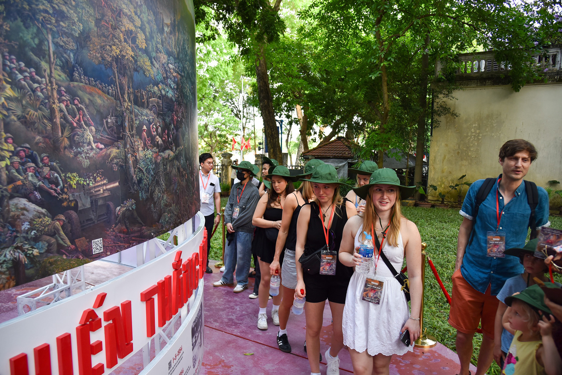 Triển lãm thu hút đông đảo khách tham quan ngay từ Lễ khai mạc.