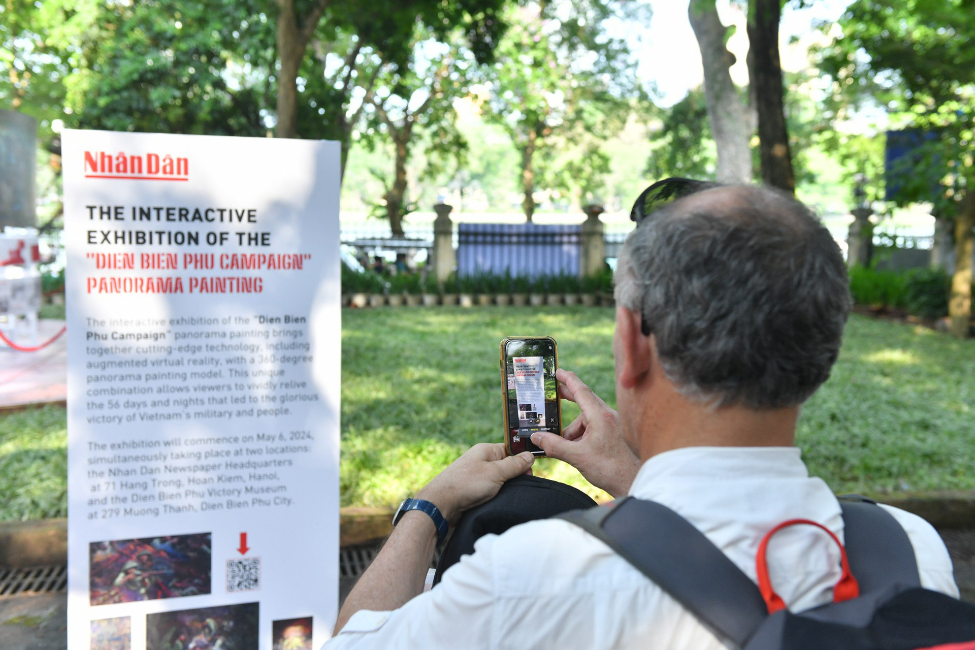 Du khách nước ngoài thích thú tương tác với bức tranh và thông tin về Chiến dịch Điện Biên Phủ.