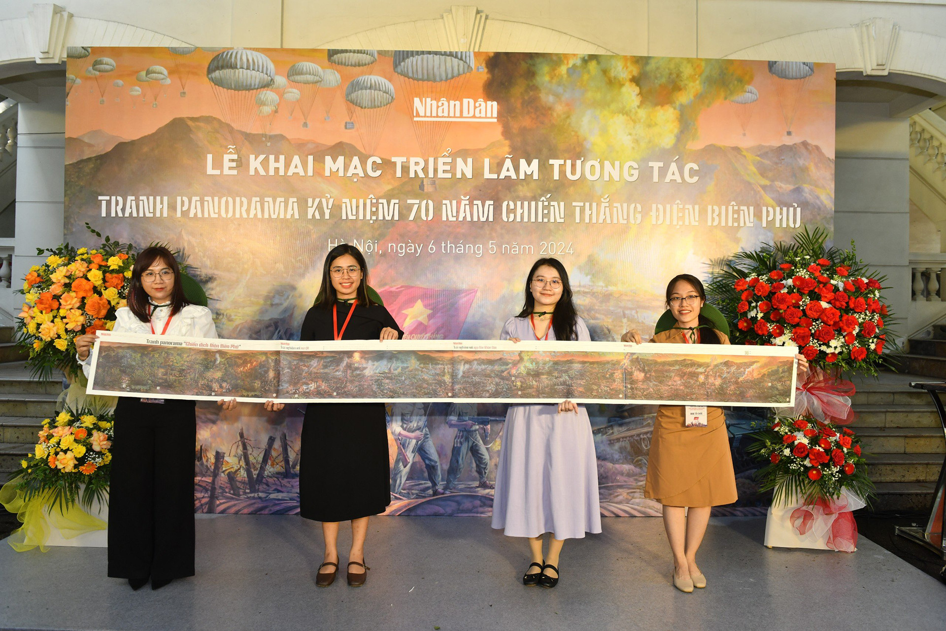 Bạn đọc có thể cắt các trang Báo Nhân Dân số đặc biệt, ghép thành bức tranh panorama “Chiến dịch Điện Biên Phủ” dài tới 3,21m (kỷ lục đối với sản phẩm báo in) rồi treo trong phòng khách, nơi công cộng hoặc chụp ảnh check-in trên mạng xã hội cùng các hashtag #chienthangdienbienphu #dienbienphu. (Ảnh: ĐĂNG KHOA)