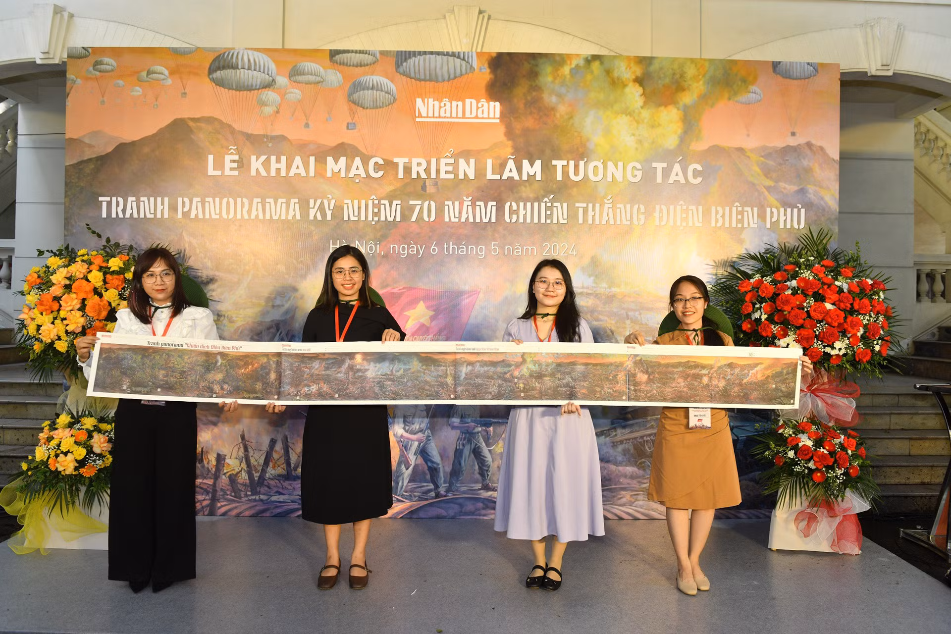 Bạn đọc có thể cắt các trang Báo Nhân Dân số đặc biệt, ghép thành bức tranh panorama “Chiến dịch Điện Biên Phủ” dài tới 3,21m (kỷ lục đối với sản phẩm báo in) rồi treo trong phòng khách, nơi công cộng hoặc chụp ảnh check-in trên mạng xã hội cùng các hashtag #chienthangdienbienphu #dienbienphu. (Ảnh: ĐĂNG KHOA)