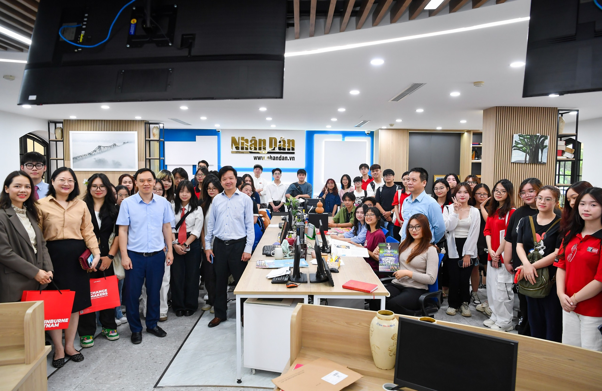 Giảng viên, sinh viên Trung tâm liên kết đào tạo FPT Swinburne Vietnam tới thăm tòa soạn hội tụ Nhân Dân điện tử.