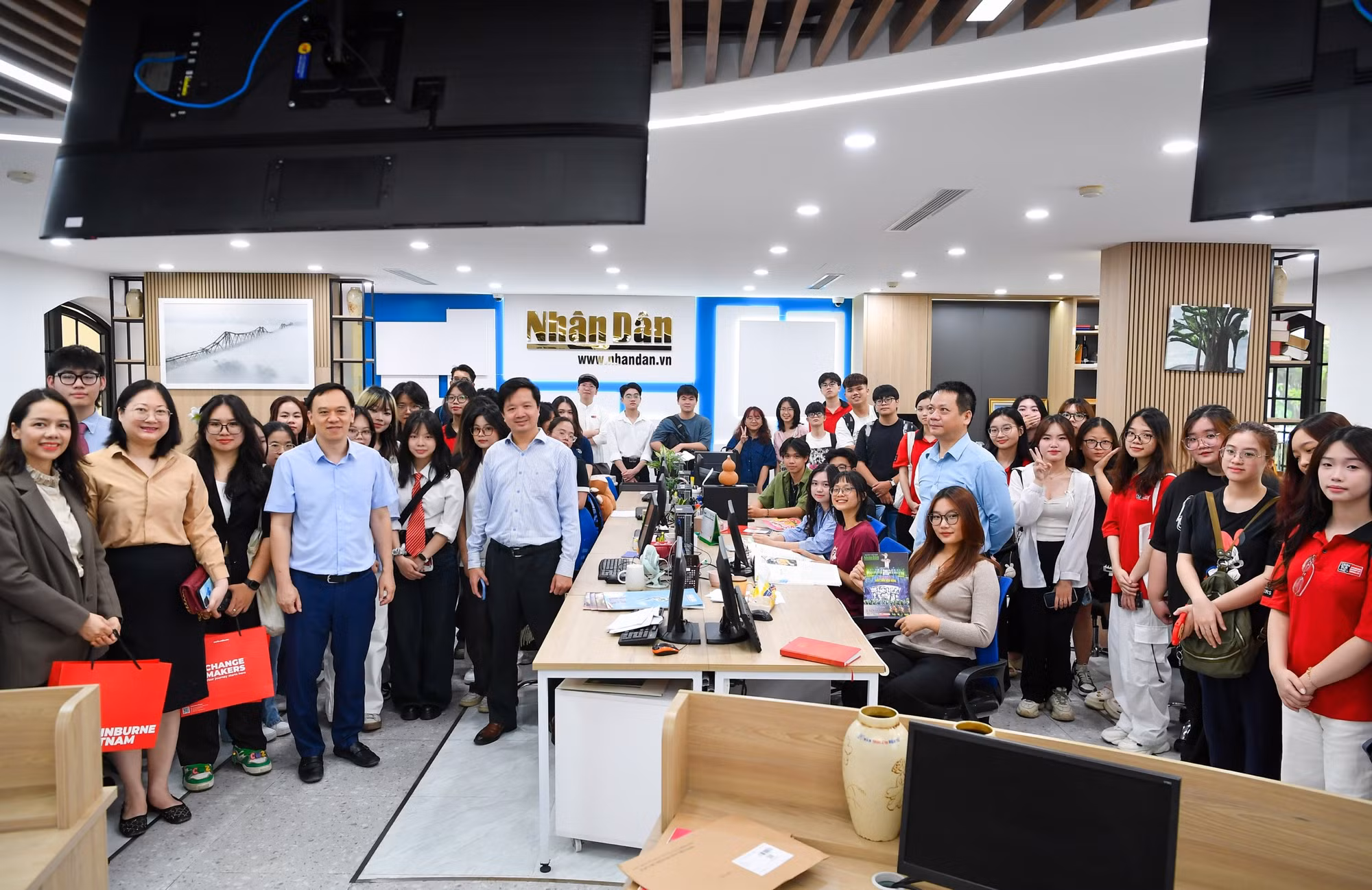 Giảng viên, sinh viên Trung tâm liên kết đào tạo FPT Swinburne Vietnam tới thăm tòa soạn hội tụ Nhân Dân điện tử.