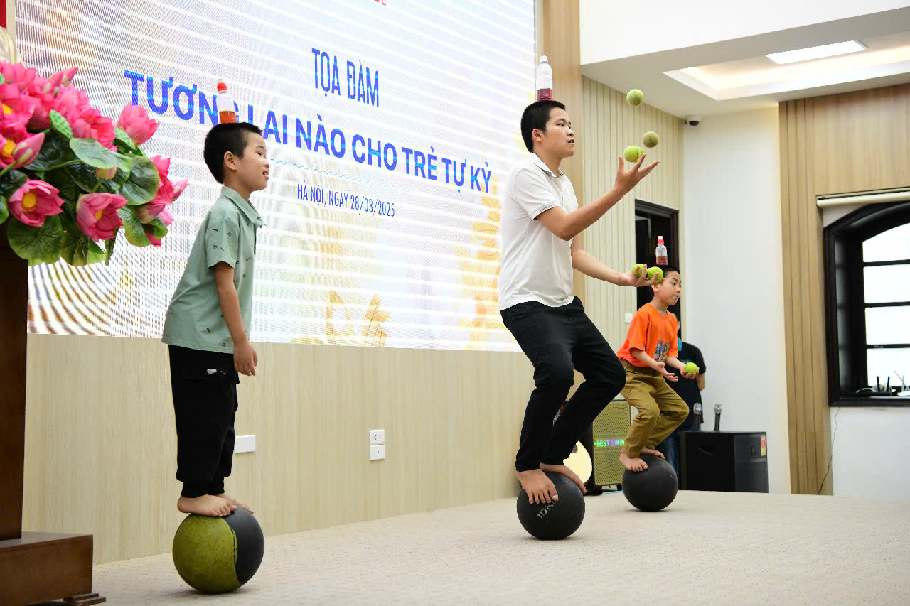 Các em biểu diễn trước khi bắt đầu tọa đàm "Tương lai nào cho trẻ tự kỷ?". Ảnh: THẾ DƯƠNG