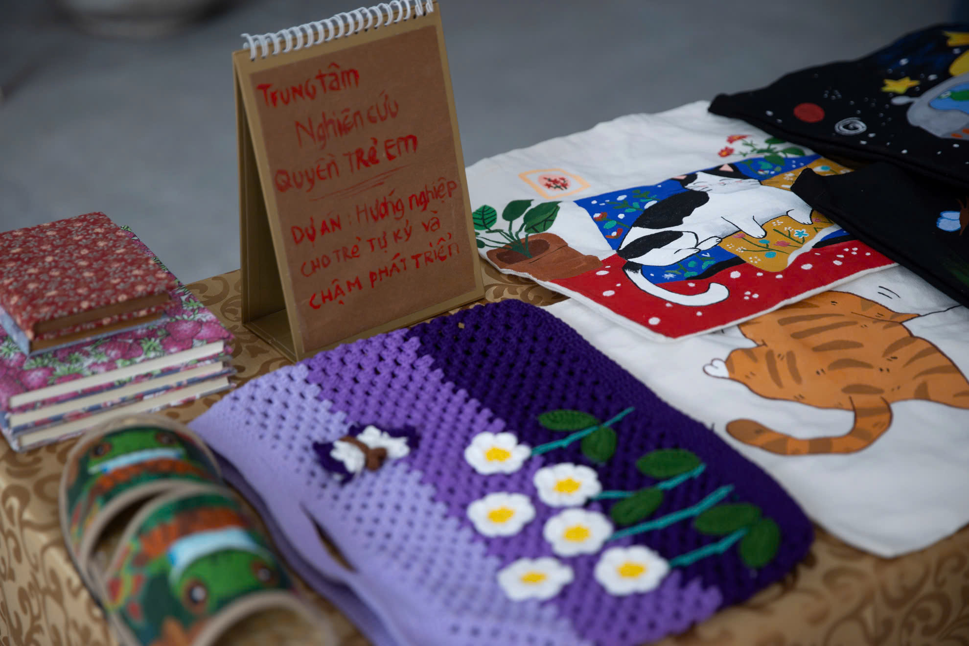 Các sản phẩm handmade của trẻ tự kỷ. Ảnh: SƠN TÙNG