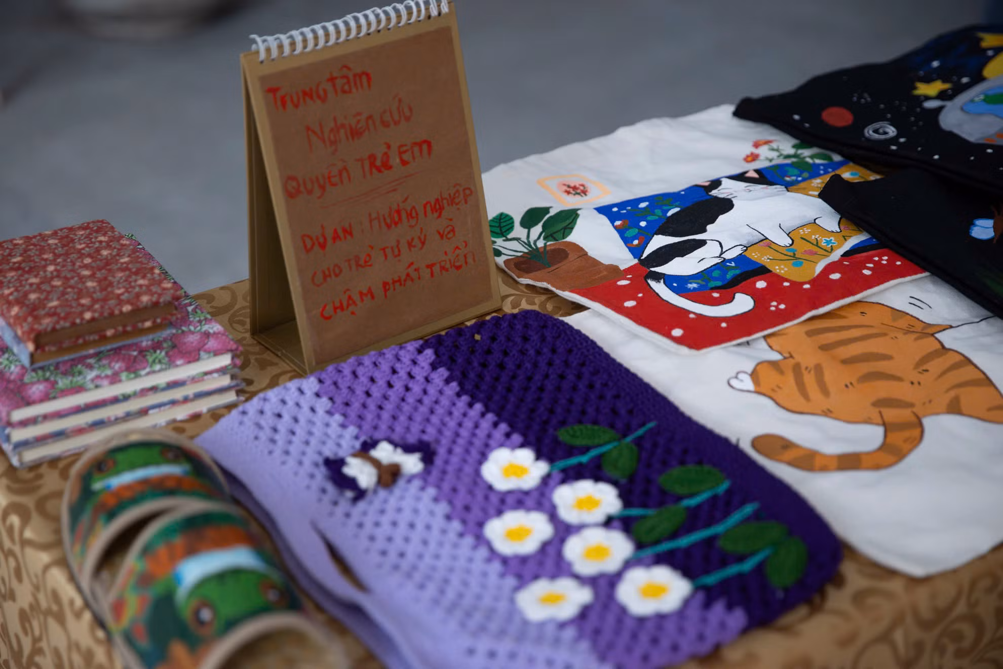 Các sản phẩm handmade của trẻ tự kỷ. Ảnh: SƠN TÙNG