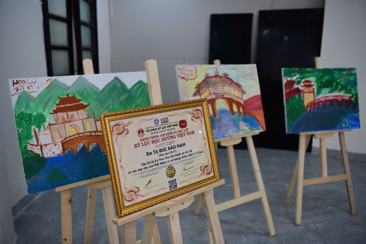 Những tác phẩm tranh của bé Tạ Đức Bảo Nam, trẻ tự kỷ sinh năm 2011. Ảnh: THẾ DƯƠNG