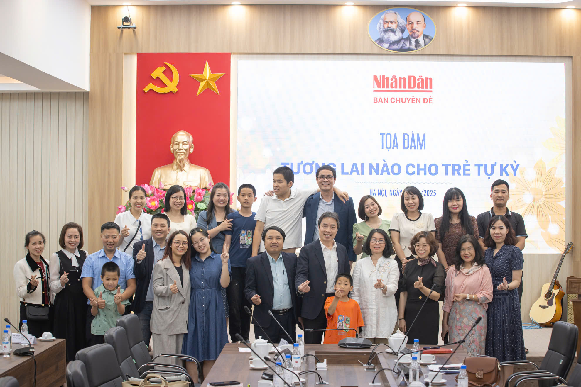 Các khách mời của buổi tọa đàm và các em chụp ảnh lưu niệm. Ảnh: SƠN TÙNG