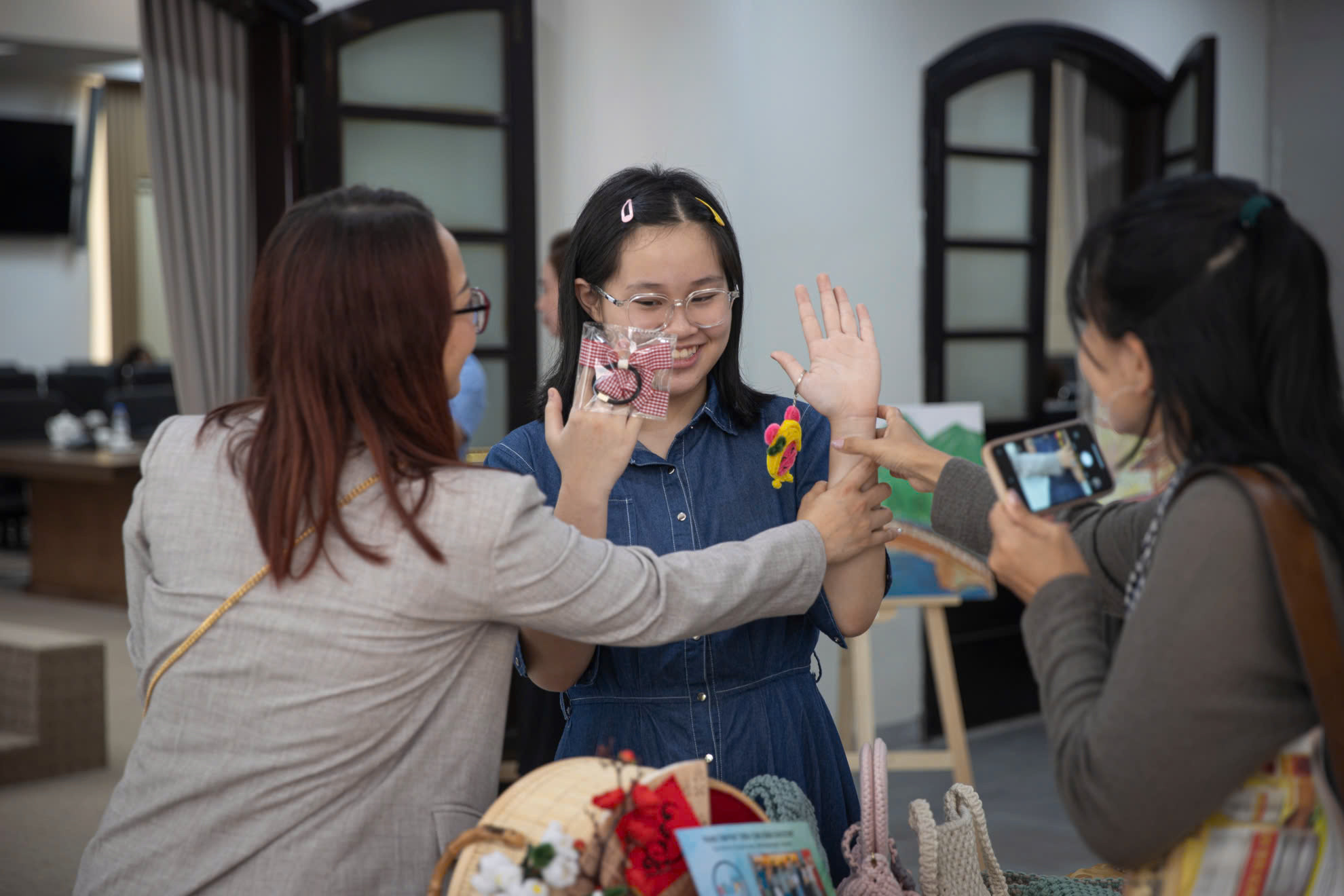 Bên lề buổi tọa đàm, tại sảnh hội trường trưng bày các sản phẩm do trẻ tự kỷ tự làm, minh chứng thuyết phục rằng nếu được quan tâm và hướng nghiệp phù hợp, các em có thể lao động, sáng tạo, tự lo được cuộc sống và xây dựng tương lai cho chính mình. Ảnh: SƠN TÙNG