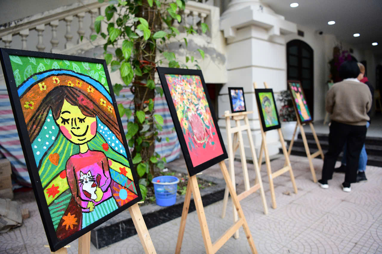 Các bức tranh của em Tạ Đức Bảo Nam mắc chứng bệnh rối loạn phát triển tự kỷ phổ cập từ lúc 17 tháng được trưng bày bên lề buổi tọa đàm.