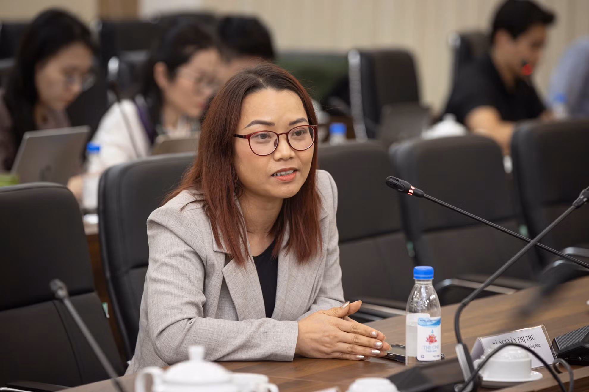 Giám đốc Trung tâm Phát triển Cộng đồng Our Story Nguyễn Thị Thu chia sẻ tại tọa đàm. Ảnh: SƠN TÙNG