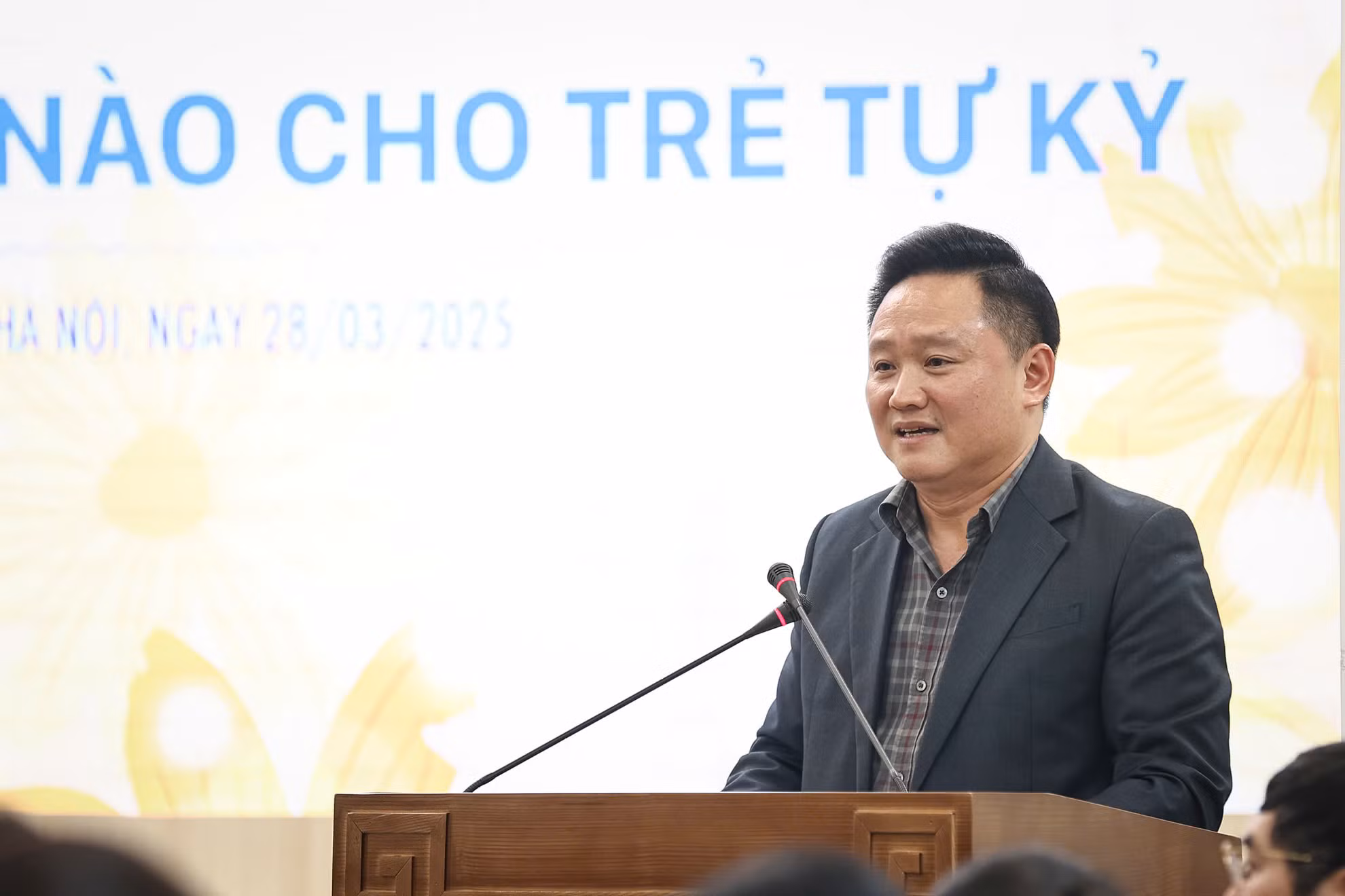 Đồng chí Phan Văn Hùng, Phó Tổng Biên tập Báo Nhân Dân phát biểu tại tọa đàm "Tương lai nào cho trẻ tự kỷ?". Ảnh: SƠN TÙNG