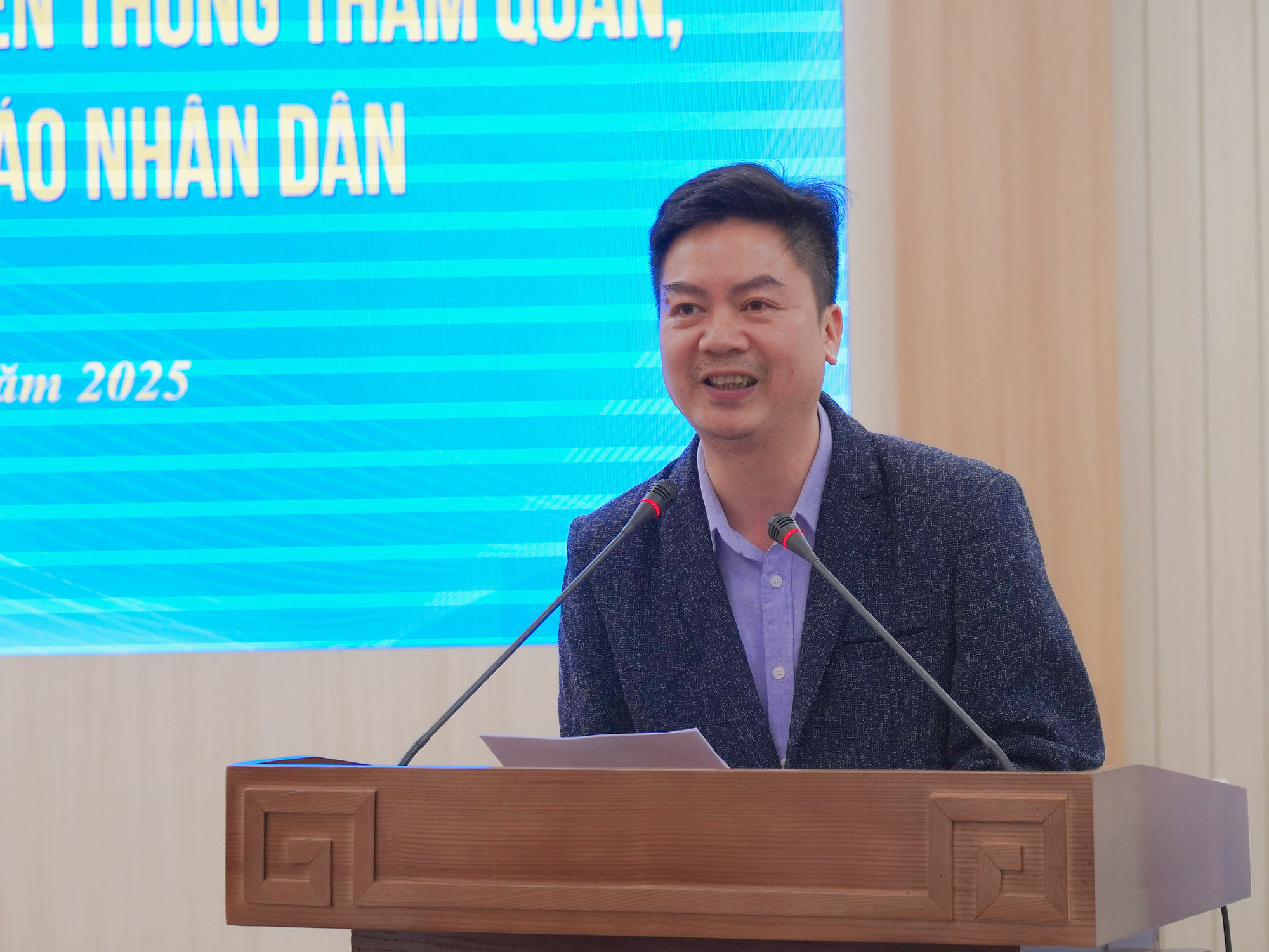 Nhà báo Nguyễn Quang Hưng phát biểu tại buổi gặp mặt.