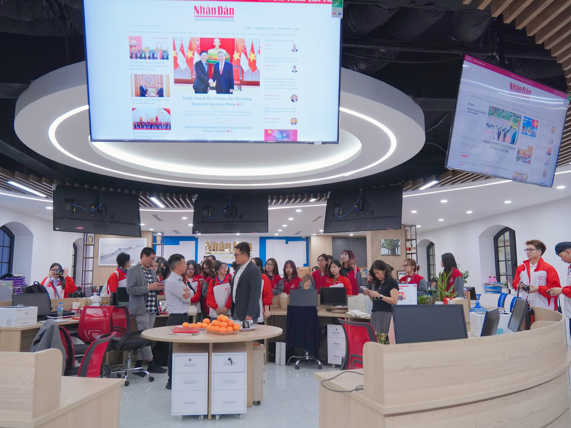 Sau buổi gặp mặt, đoàn đã có chuyến tham quan thực tế Tòa soạn hội tụ của Báo Nhân Dân.