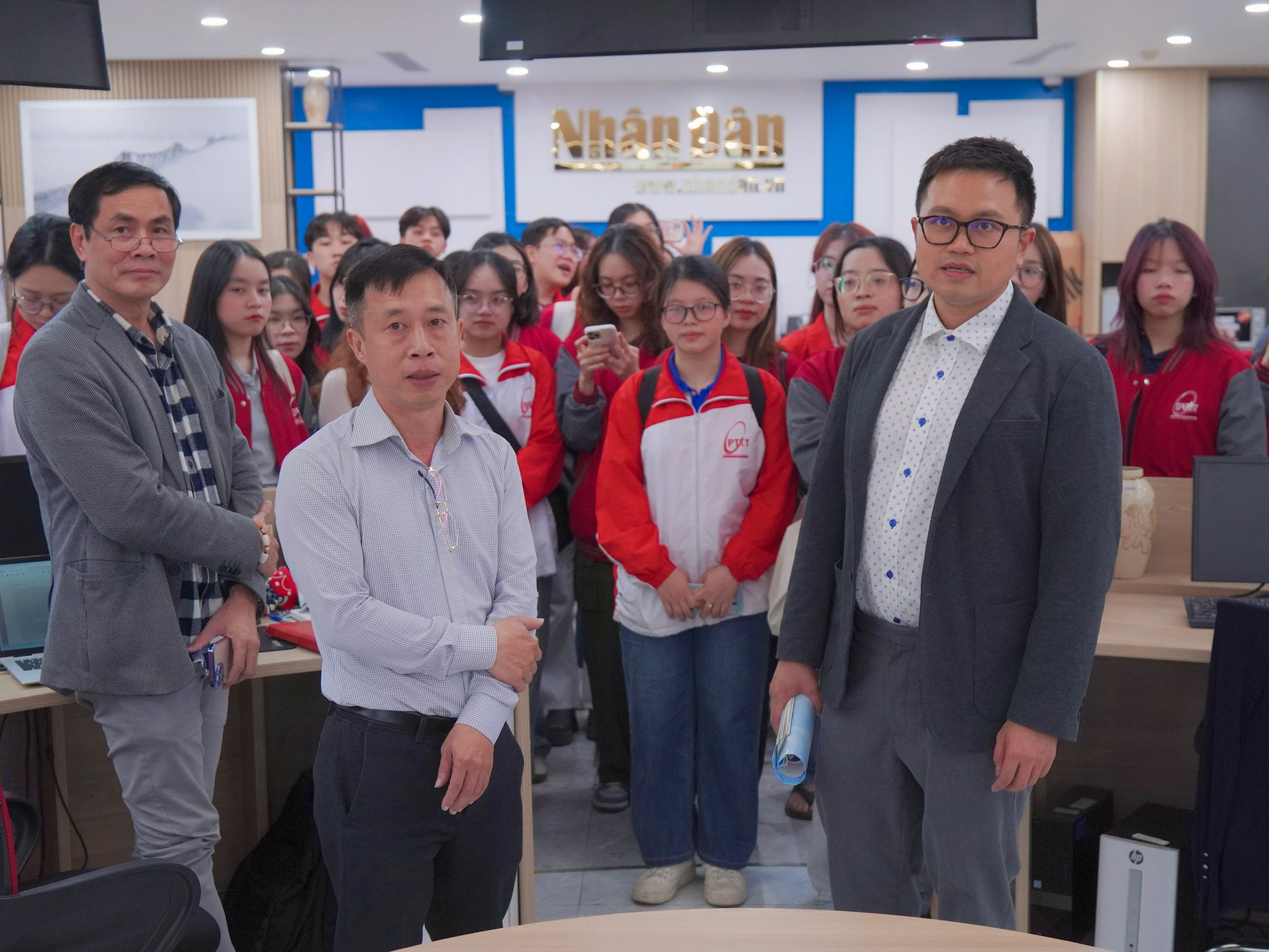 Các bạn sinh viên tận mắt chứng kiến không khí làm việc tại Tòa soạn hội tụ của Báo Nhân Dân.
