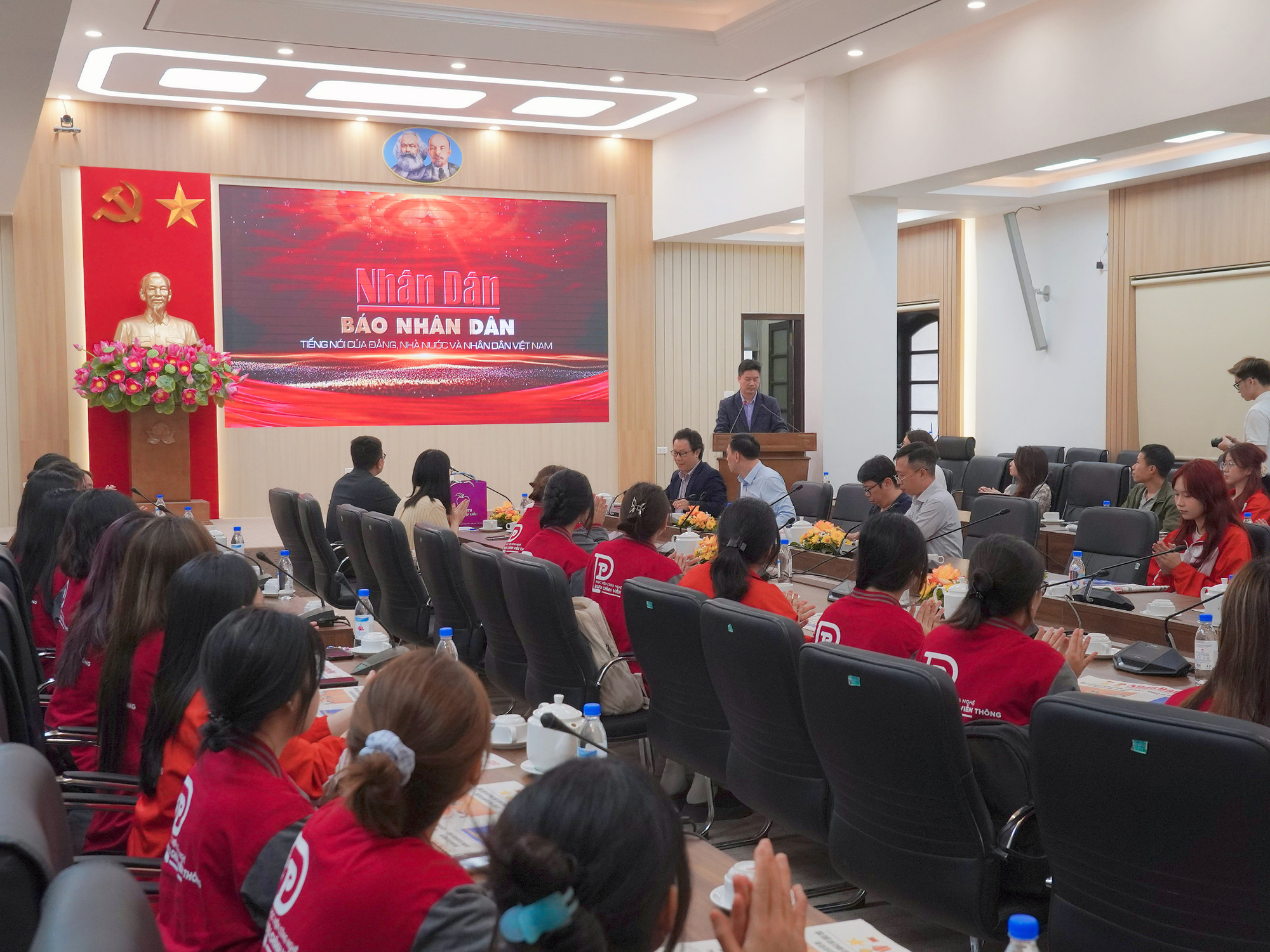 Các sinh viên, giảng viên được xem giới thiệu về Báo Nhân Dân trên các nền tảng truyền thông.