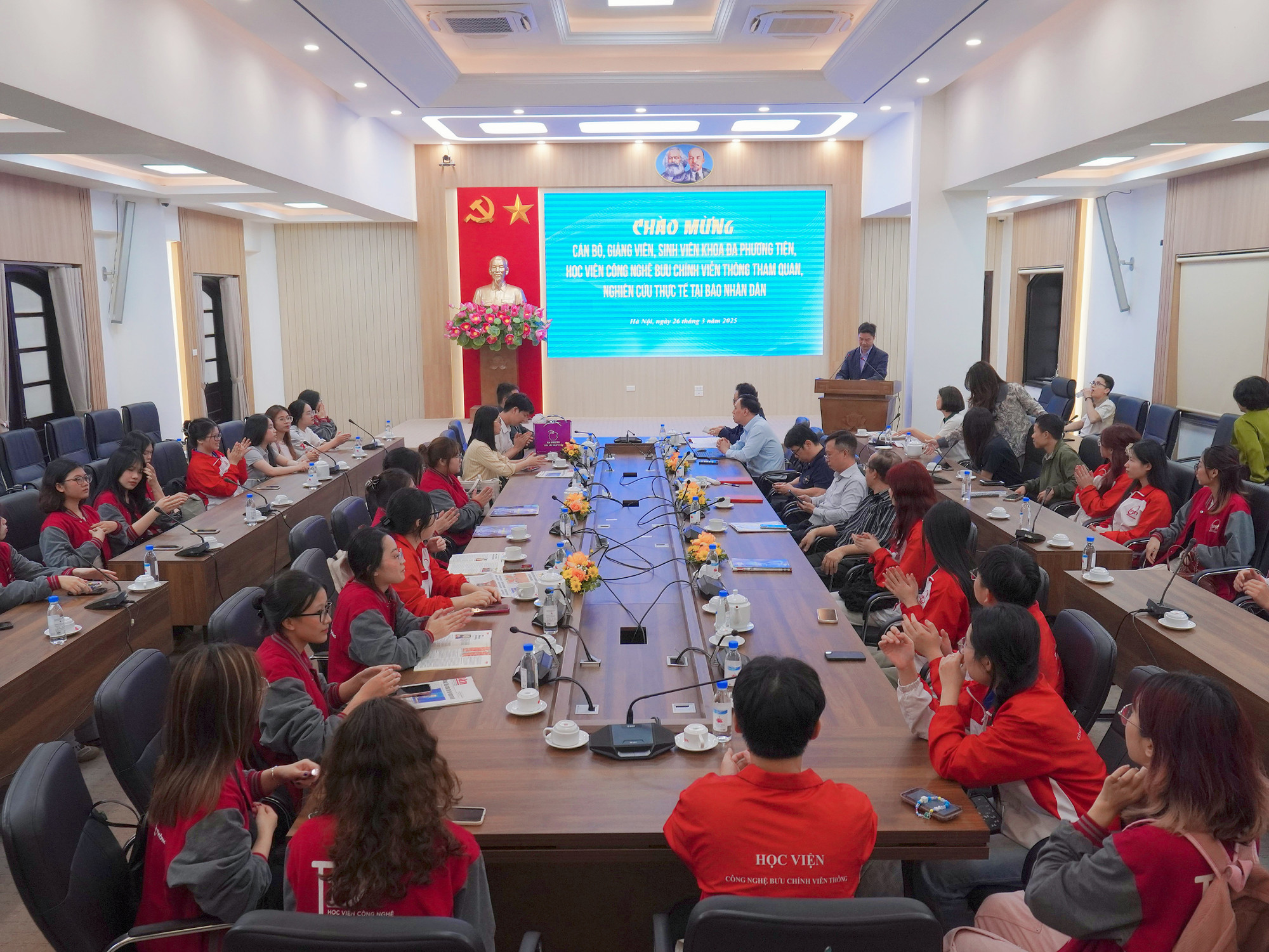 Toàn cảnh buổi gặp mặt giữa các sinh viên, giảng viên Học viện Bưu chính Viễn thông và các nhà báo Báo Nhân Dân.