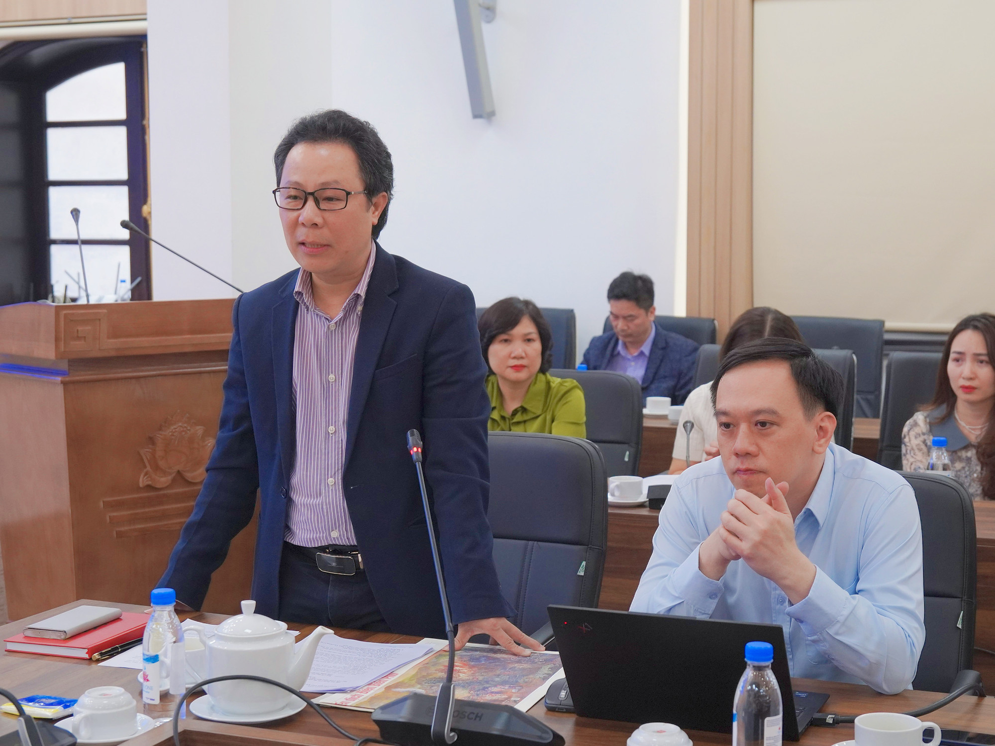 Nhà báo Vũ Mai Hoàng và nhà báo Ngô Việt Anh chia sẻ những đổi mới sáng tạo của Báo Nhân Dân với các bạn sinh viên.