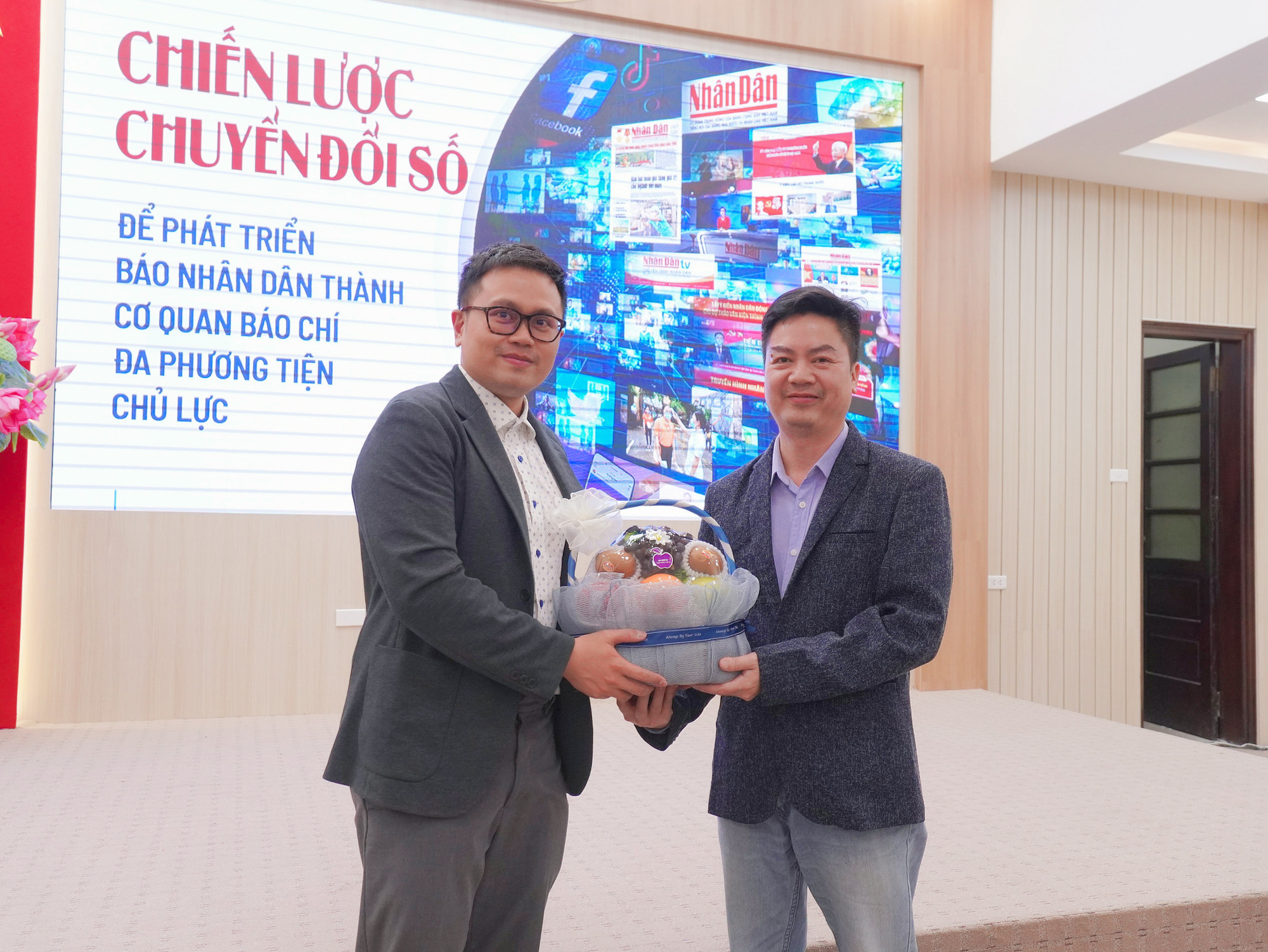 Món quà giao lưu đoàn sinh viên giảng viên Học viện Bưu chính Viễn thông dành tặng cho các nhà báo.