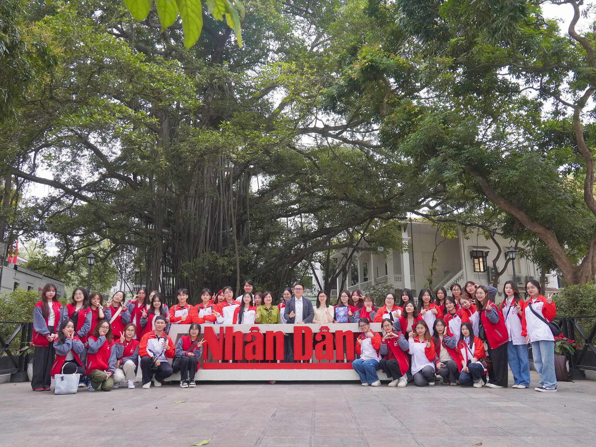 Đoàn chụp ảnh tập thể kỷ niệm tại cây đa truyền thống của Báo Nhân Dân.